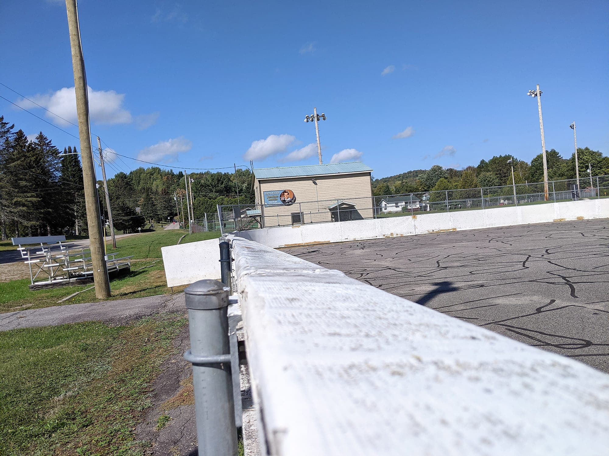 Durant sa jeunesse, Jonathan Drouin en a passé des heures sur cette patinoire extérieure à peaufiner son art.