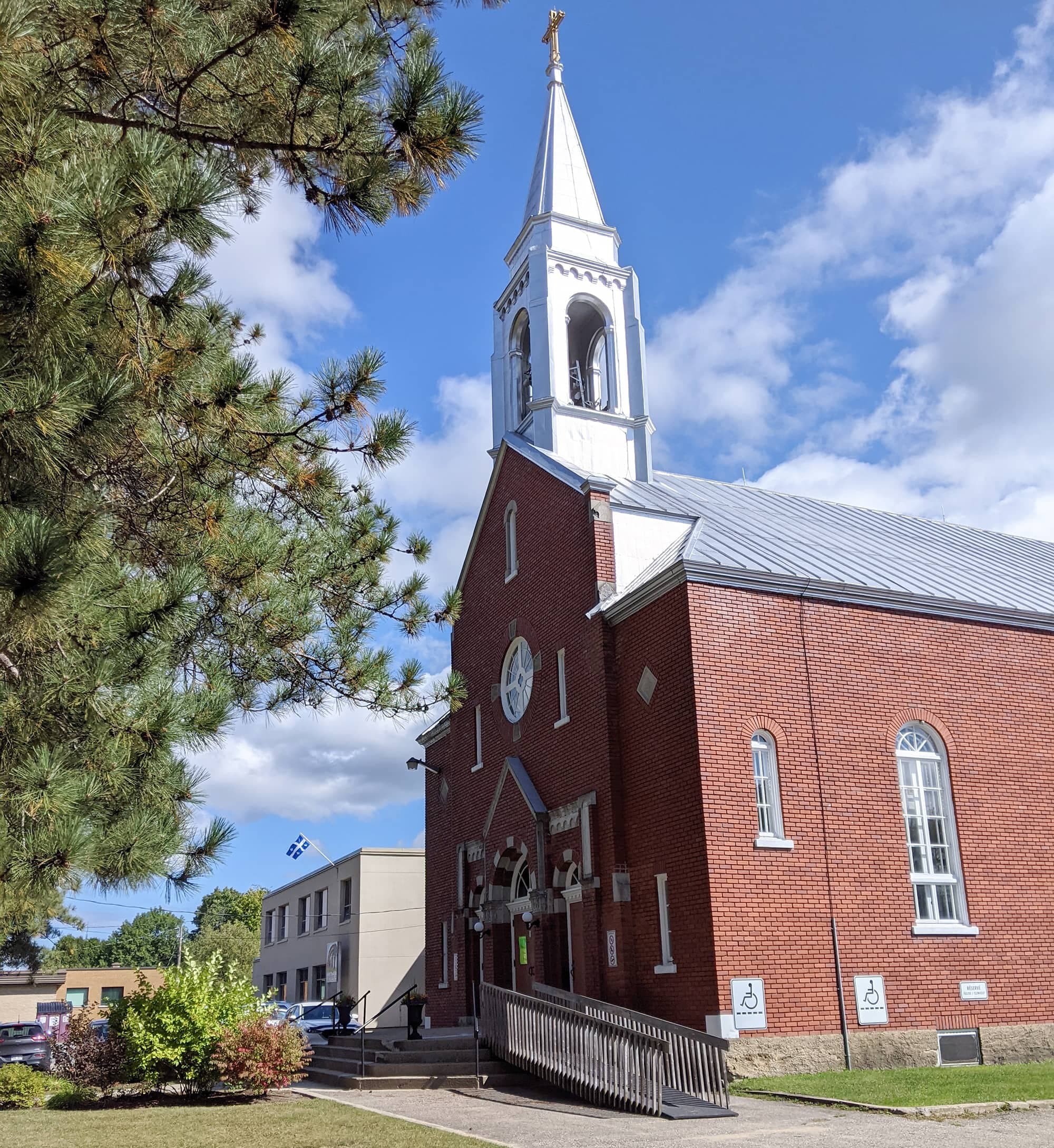 L’église Notre-Dame-de-le-Merci trône au cœur du village.