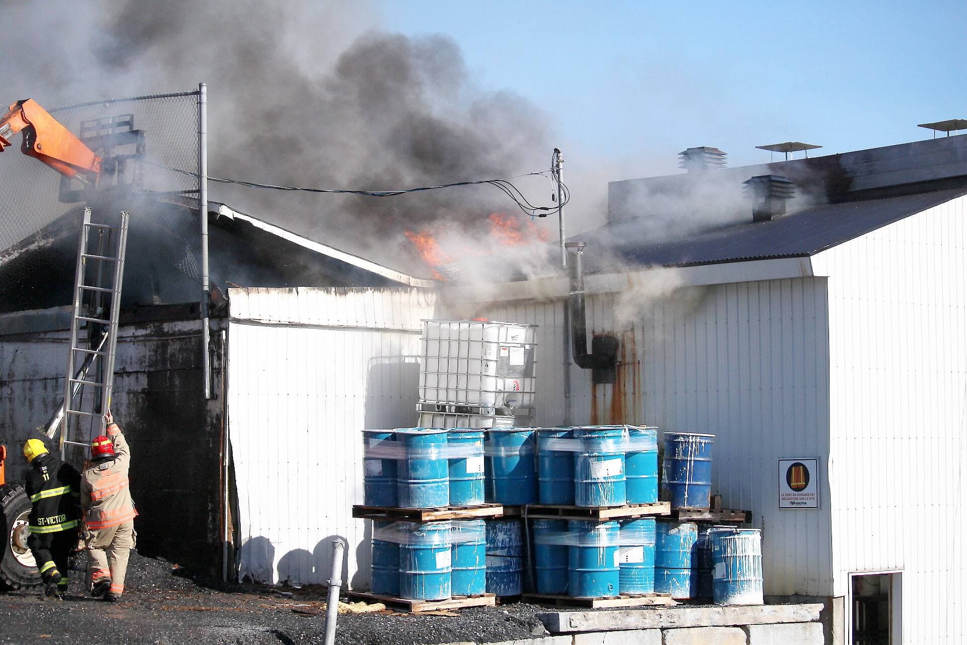 Les pompiers tentant de maîtriser l’incendie lundi.