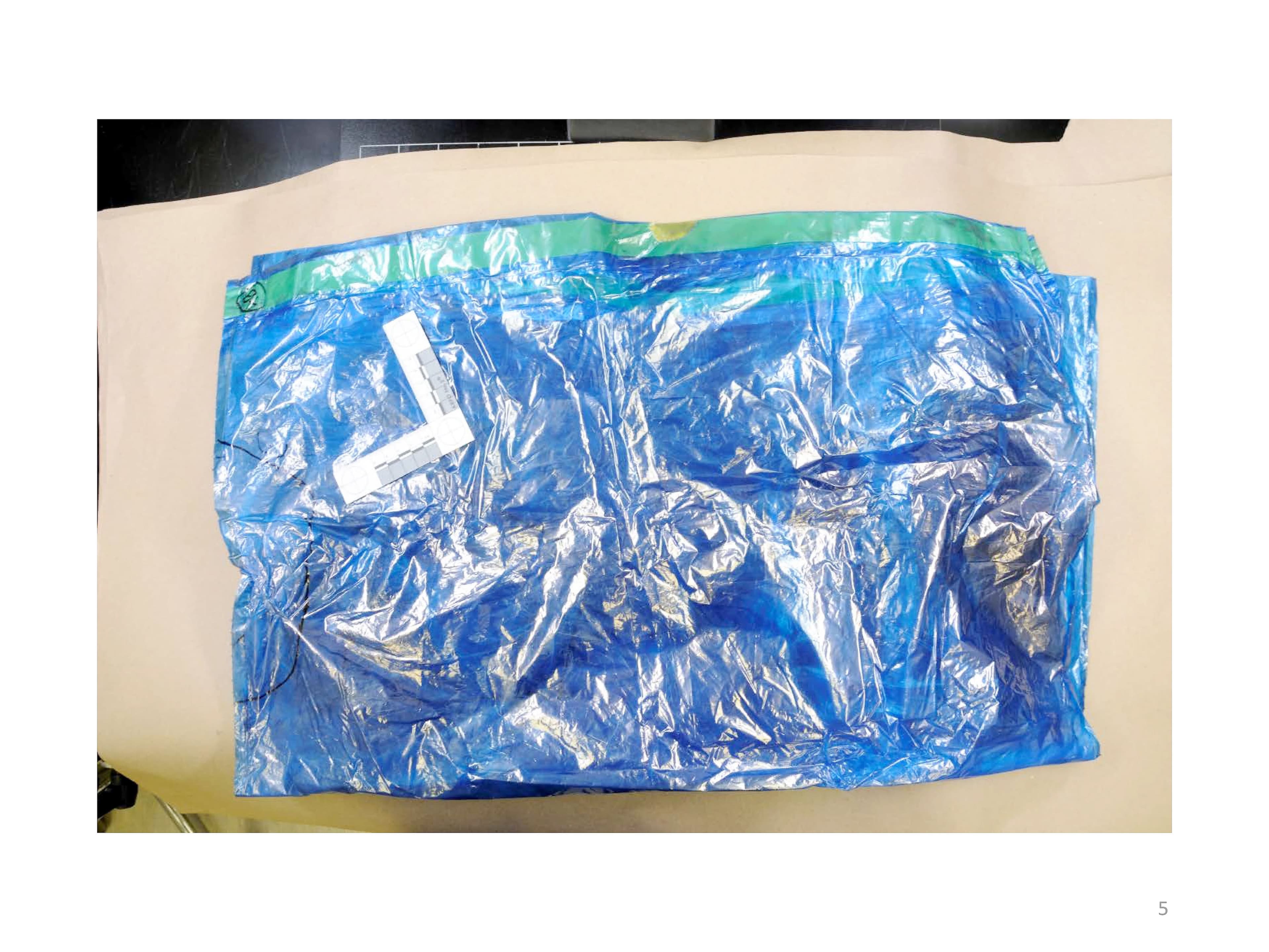 Des empreintes digitales de l’homme de 53 ans auraient été prélevées sur ce sac de déchets bleu.