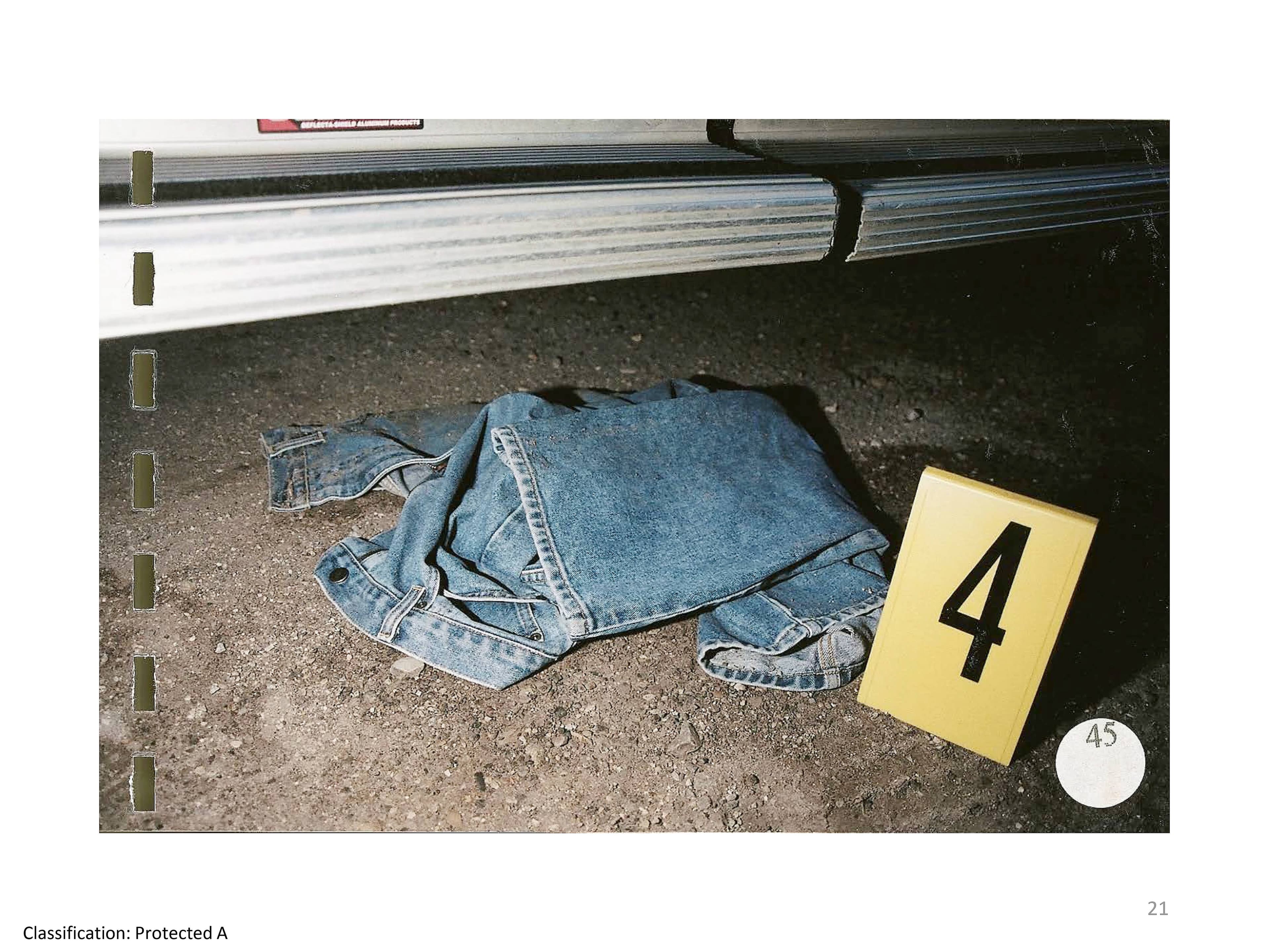 L’ADN de l’accusé et le sang de la victime auraient été identifiés sur ce jeans trouvé sous un véhicule.