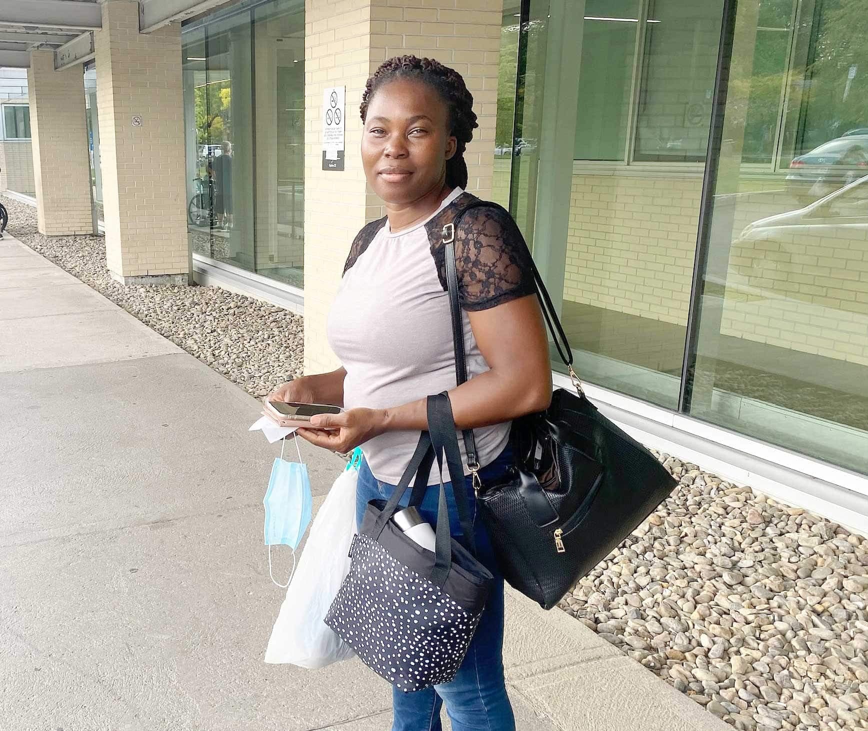 Marina Ndah, 31 ans, est infirmière à l’Hôpital Maisonneuve-Rosemont de Montréal. Elle dénonce le fait que les primes annoncées jeudi pour les infirmières sont seulement pour celles qui œuvrent à temps complet.