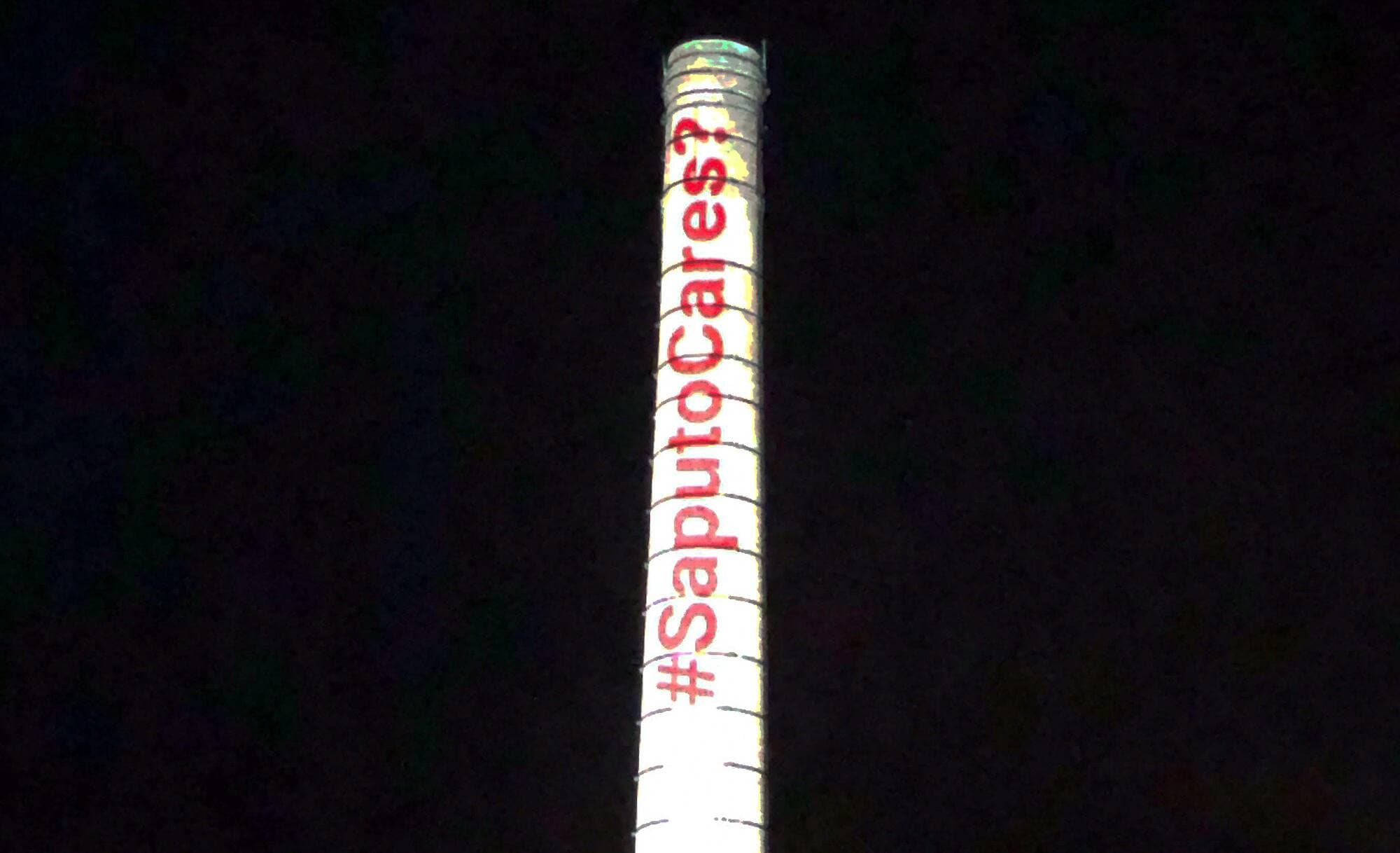 Une cheminée d’usine sur laquelle on peut lire «Est-ce que Saputo s’en soucie ?»