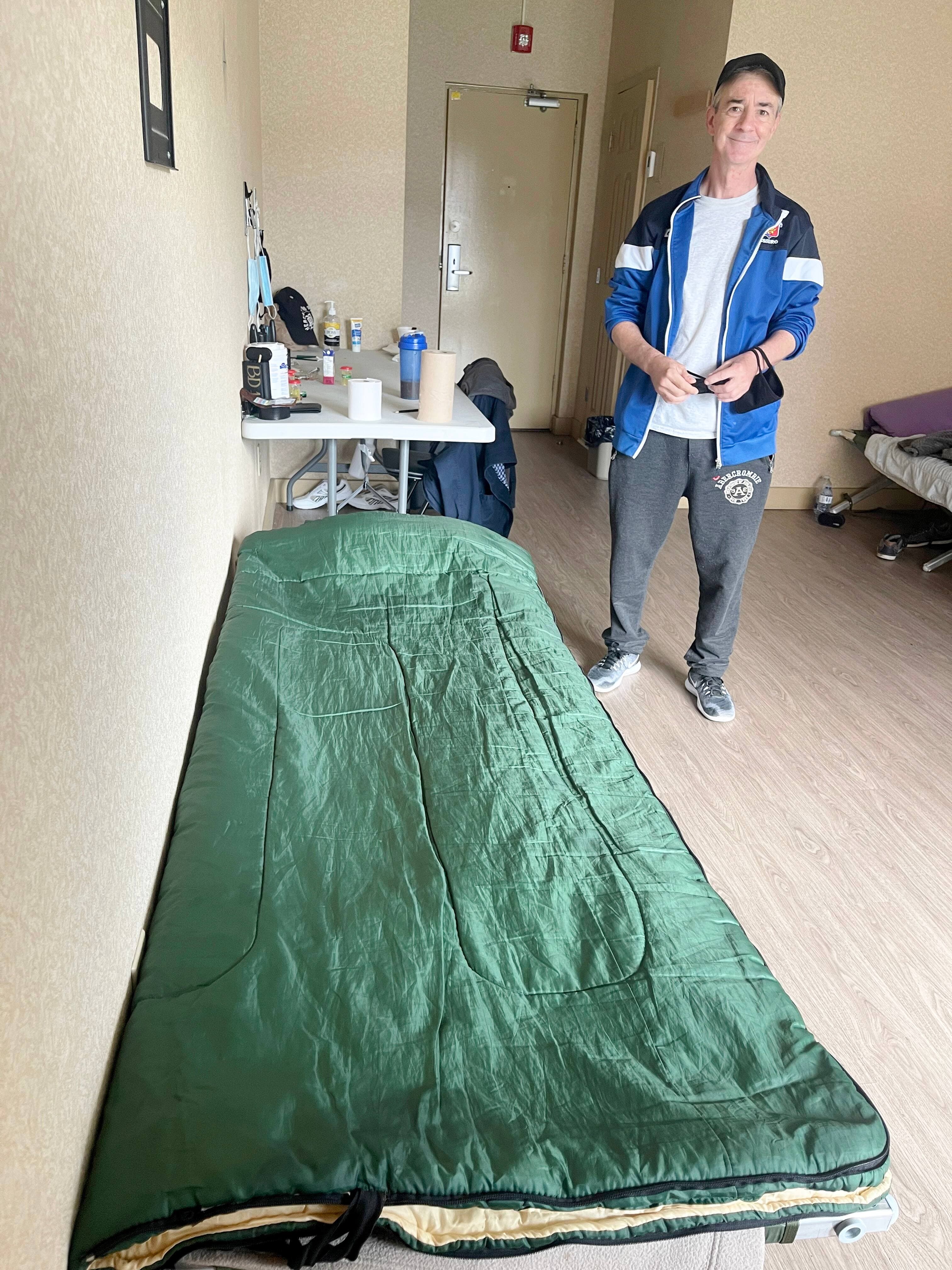 Patrice Fournier, un résident du refuge, me fait visiter sa moitié de chambre.