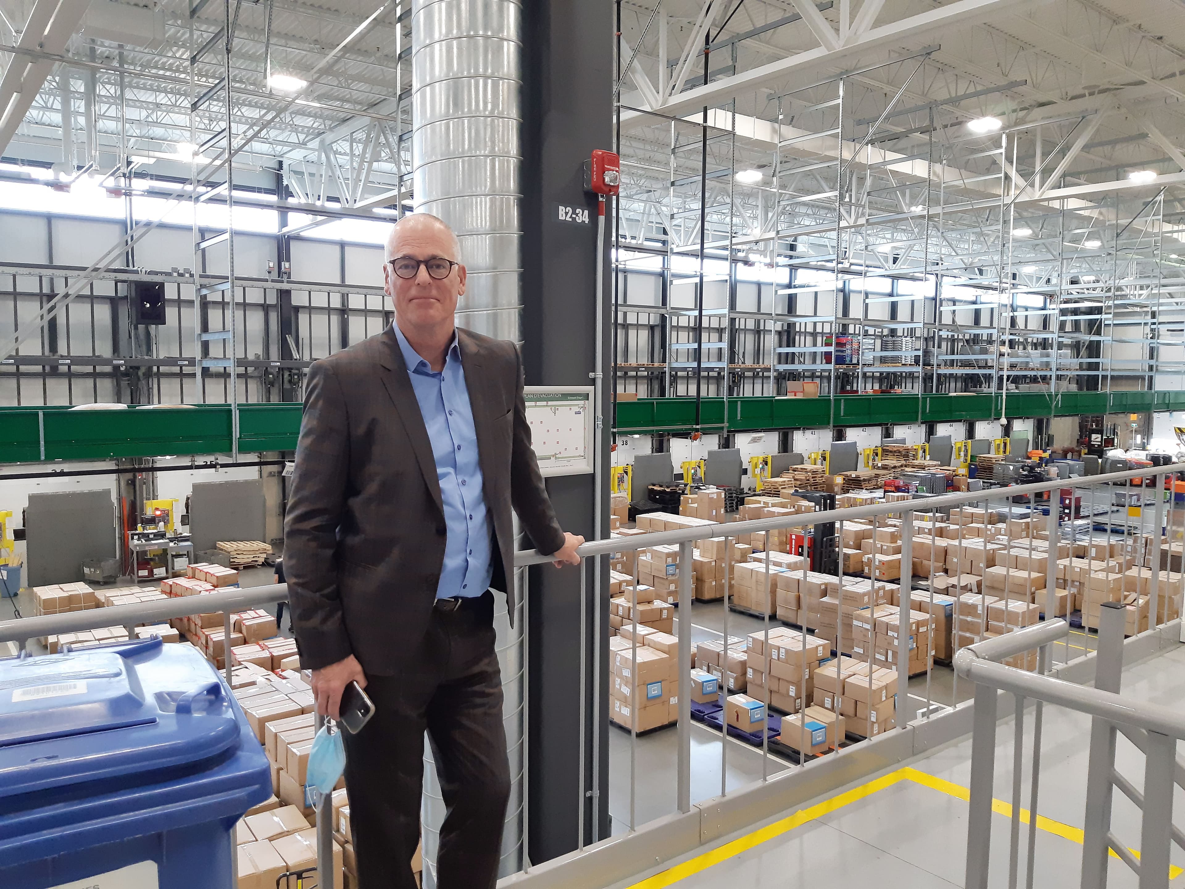 L’homme d’affaires Peter Simons dans son nouveau centre de distribution, à Québec, qui pourra produire plus de 30 000 commandes par jour.
