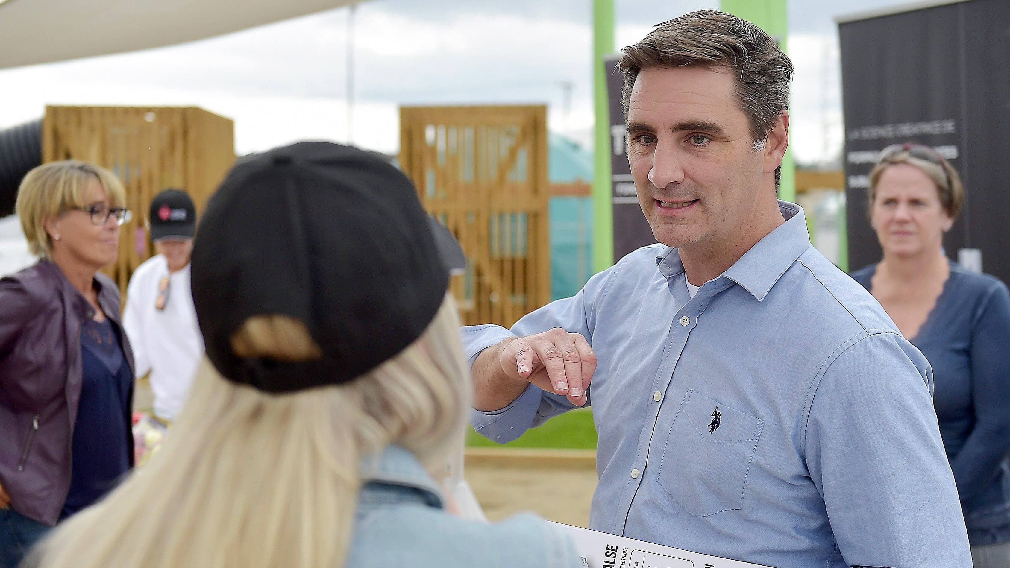 Les candidats à la mairie ont participé, samedi, au lancement de la campagne Vide ta sacoche qui vise à amasser des produits d’hygiène personnelle pour les femmes en situation de fragilité et pour les jeunes qui sortent des centres jeunesse. La collecte se déroule tout l’automne. Sur la photo, Jean-François Gosselin.