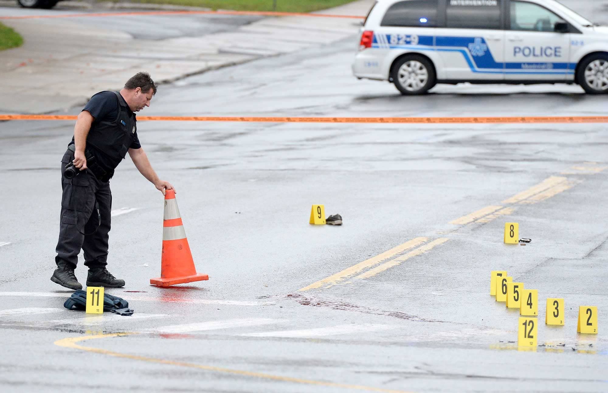 Après la collision, des policiers ont établi un périmètre de sécurité à l’intersection des avenues du Parc et Mont-Royal afin de comprendre les circonstances de l’accident.