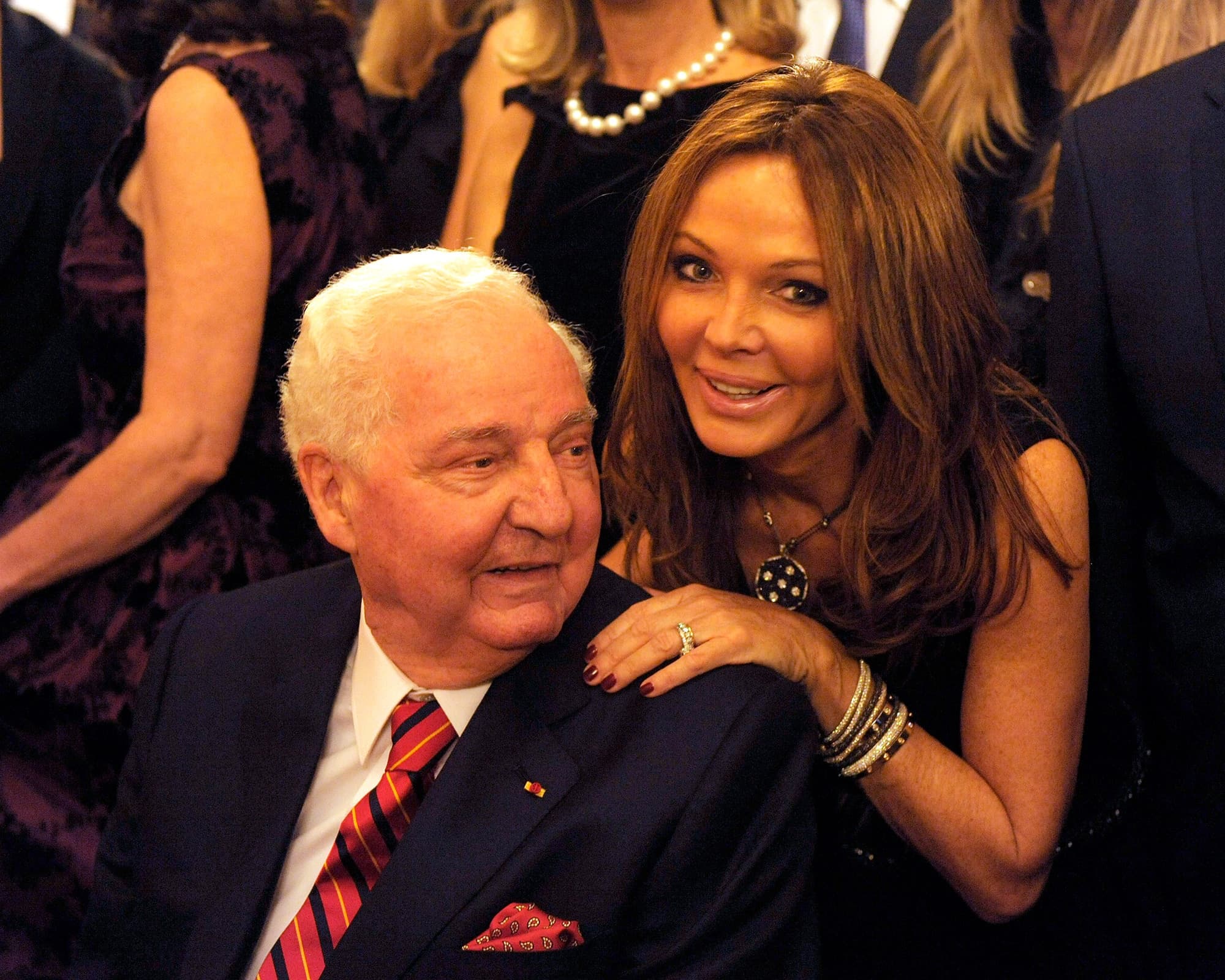 En novembre 2011, Sophie Desmarais était avec son père, le milliardaire Paul Desmarais lors d’une cérémonie officielle en l’honneur de sa mère, à Paris. Mort à 86 ans, le fondateur de Power Corporation, à la tête d’une fortune colossale, était un des hommes les plus influents au Canada.