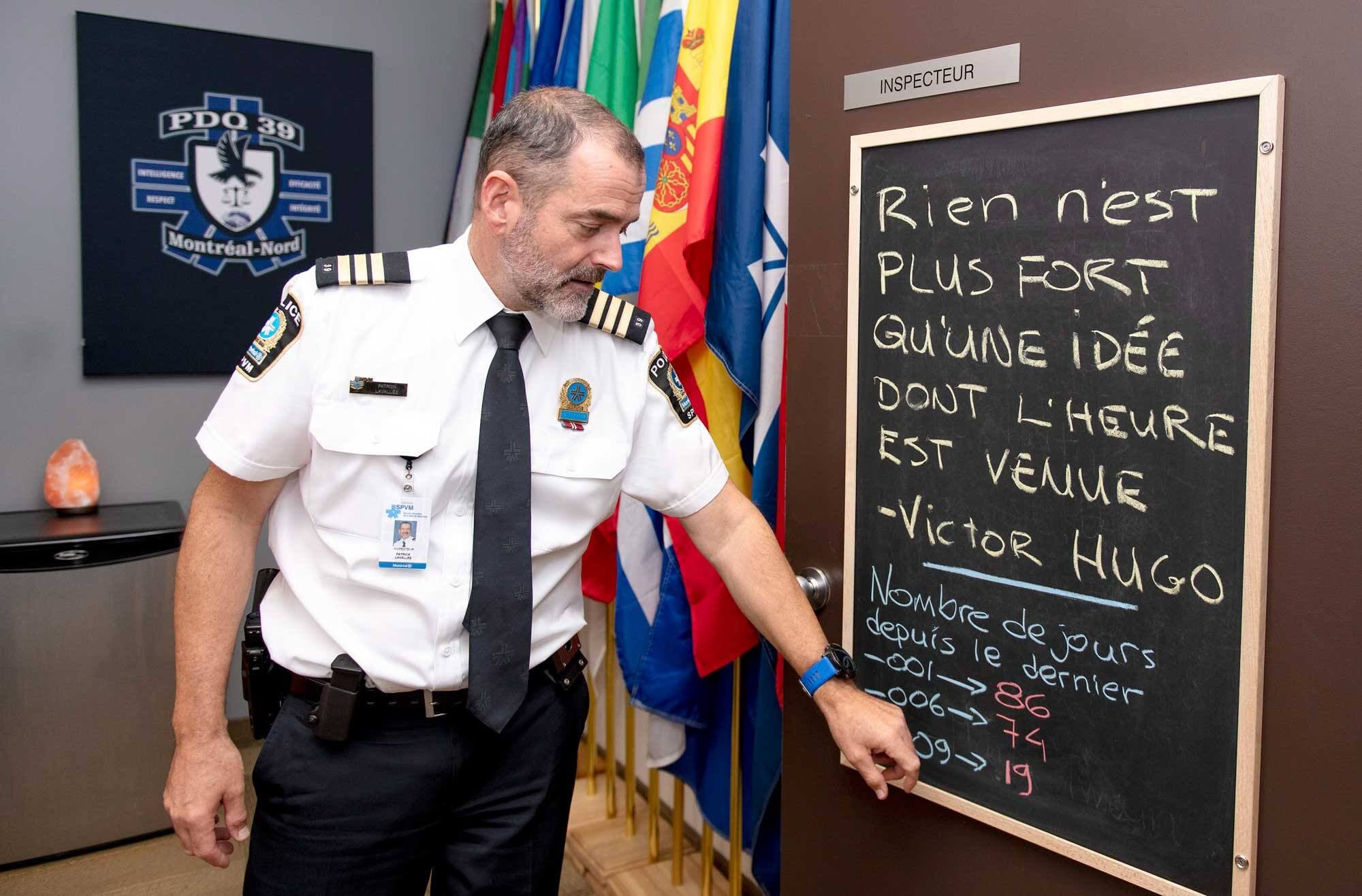 Patrick Lavallée comptabilise sur la porte de son bureau le nombre de jours écoulés sans qu’un événement par arme à feu secoue Montréal-Nord. Au moment de l’entrevue, il n’y avait pas eu d’homicide depuis 86 jours, la dernière tentative de meurtre remontait à 74 jours et 19 jours avaient passé depuis la dernière décharge d’arme à feu.