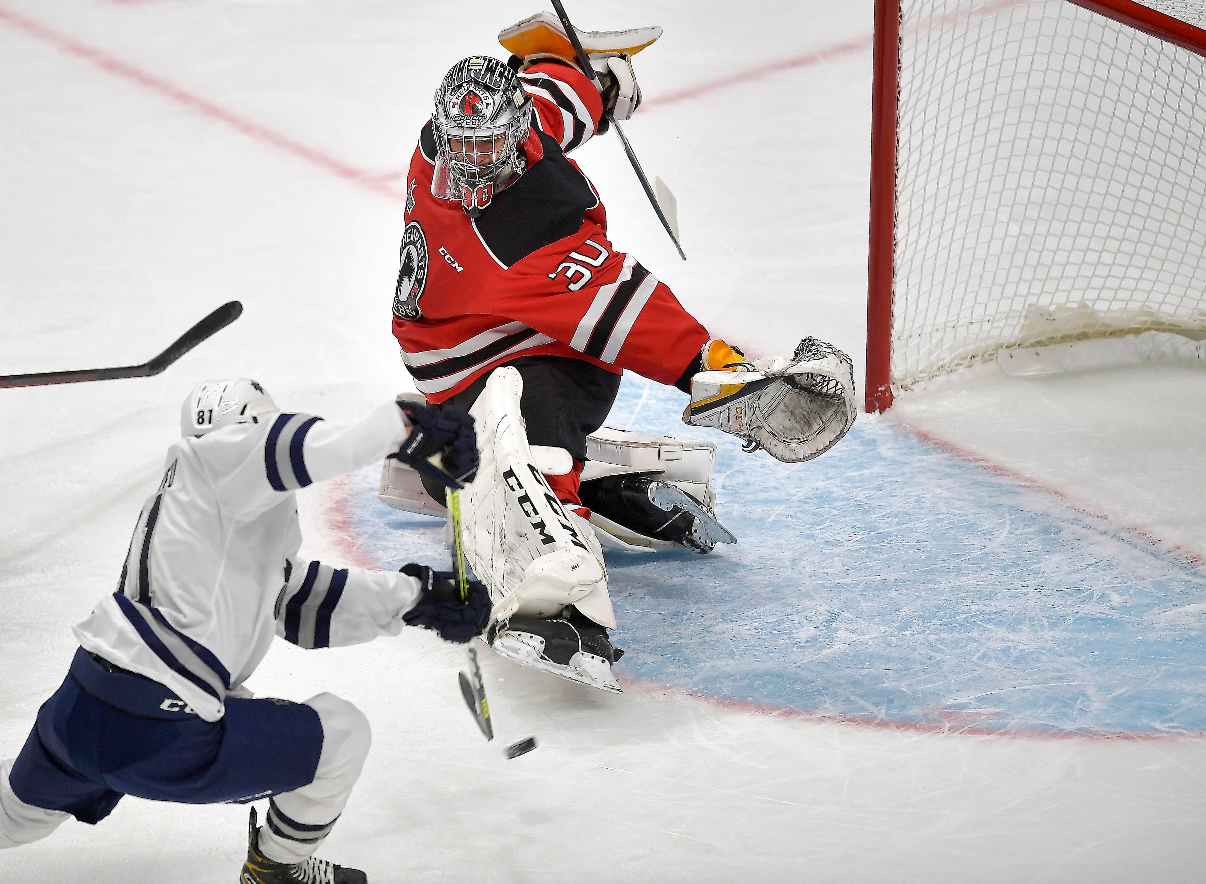 Le gardien des Remparts, Fabio Lacobo, s’étire de tout son long pour tenter d’arrêter l’attaquant de l’Océanic, Jacob Mathieu, sans succès vendredi, au Centre Vidéotron de Québec.