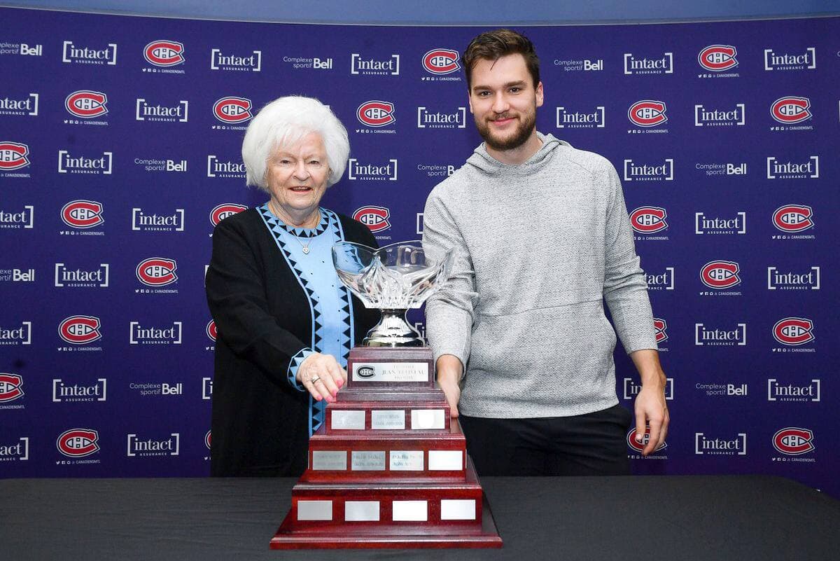 Élise Béliveau, épouse du légendaire numéro 4 a présenté le trophée Jean-Béliveau à Jonathan Drouin, samedi matin.