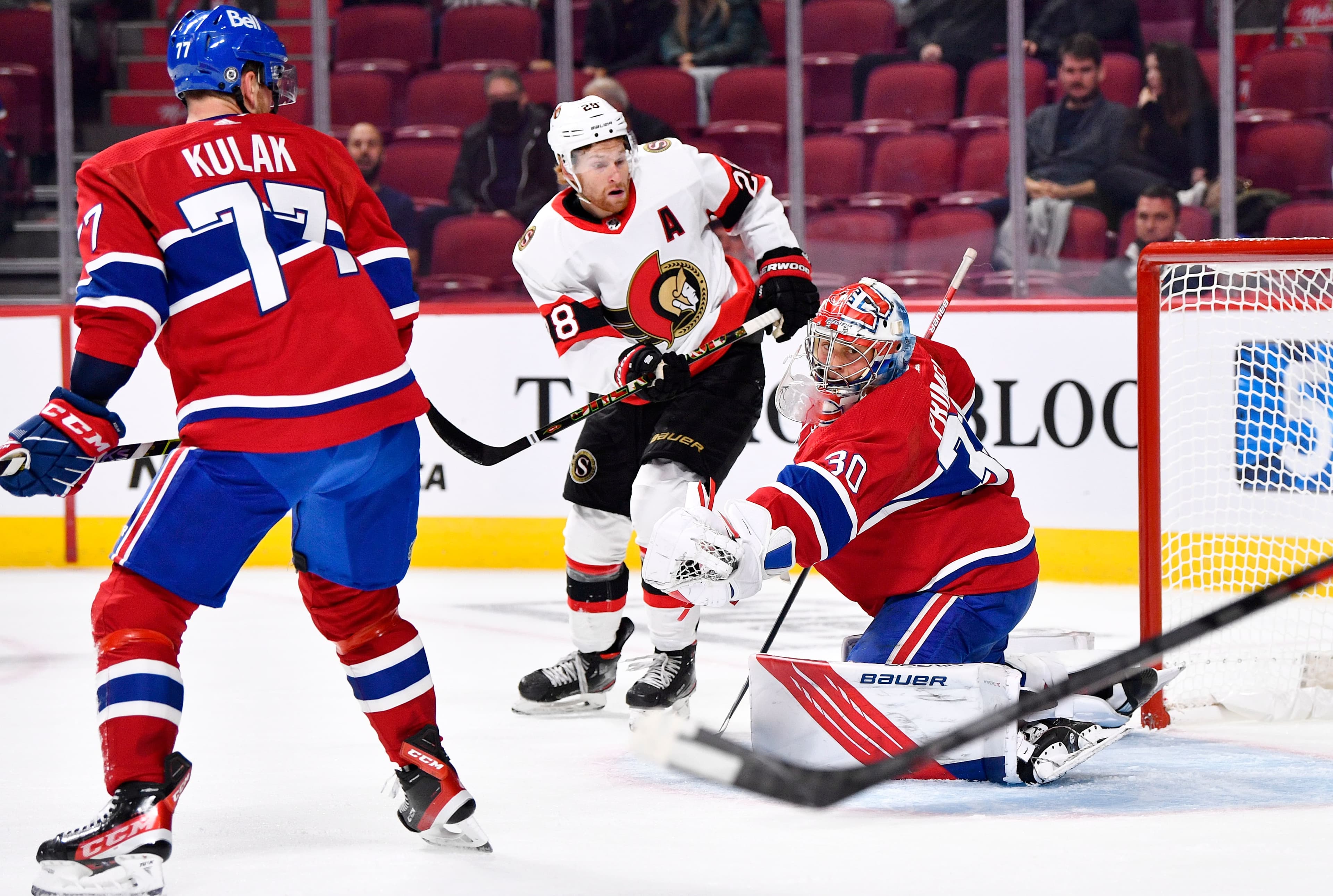 Le gardien Cayden Primeau a privé Connor Brown d’un retour sous le regard de Brett Kulak.