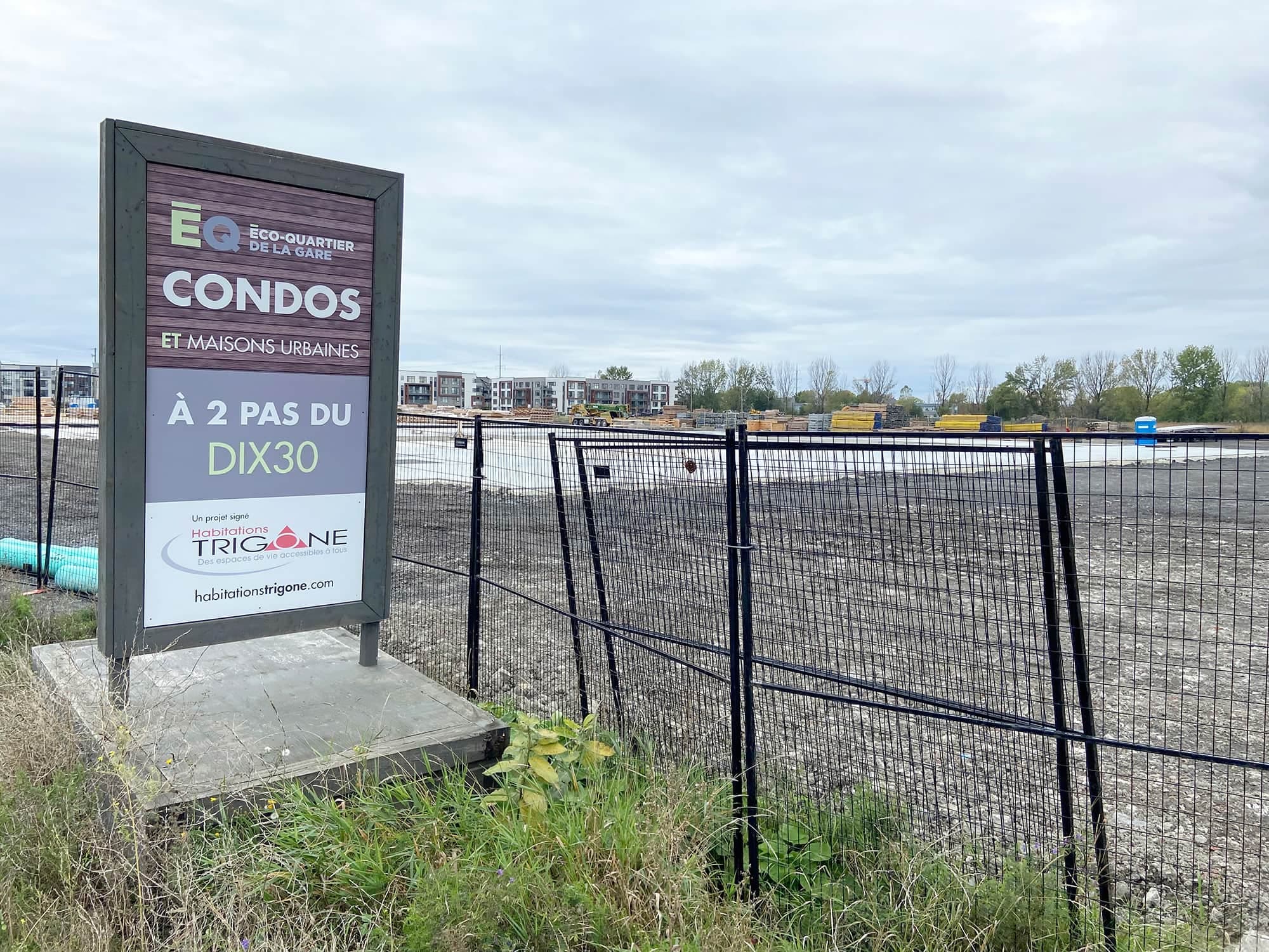 À Brossard, hier, le chantier d’Habitations Trigone dans l’écoquartier de la gare était à l’arrêt. Au bureau des ventes, par contre, c’était un lundi comme les autres.