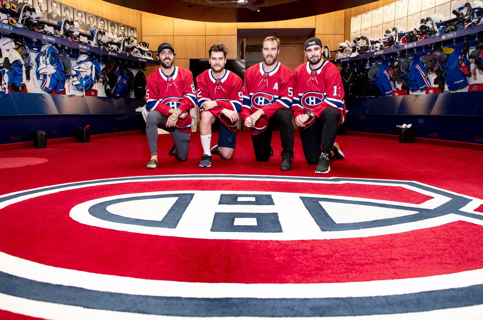 Mathieu Perreault, Jonathan Drouin, David Savard et Cédric Paquette ont posé fièrement au centre du vestiaire du Canadien, au Complexe sportif Bell, à Brossard.