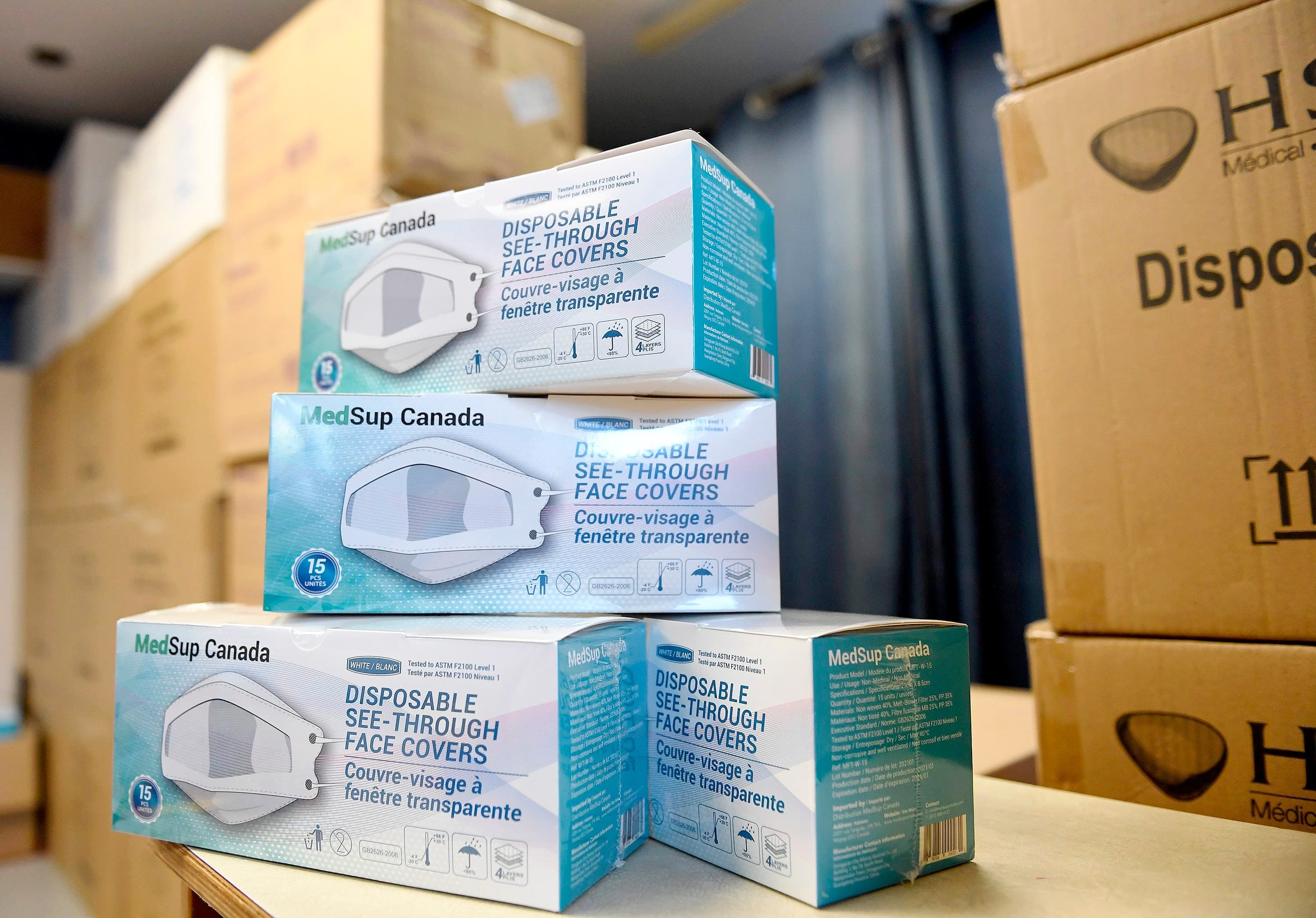 Près d’une trentaine de caisses de masques à fenêtre chinois dorment dans un bureau coordonnateur de Québec, où la directrice, qui souhaite conserver son anonymat, n’a aucune idée de ce qui adviendra de ces stocks.