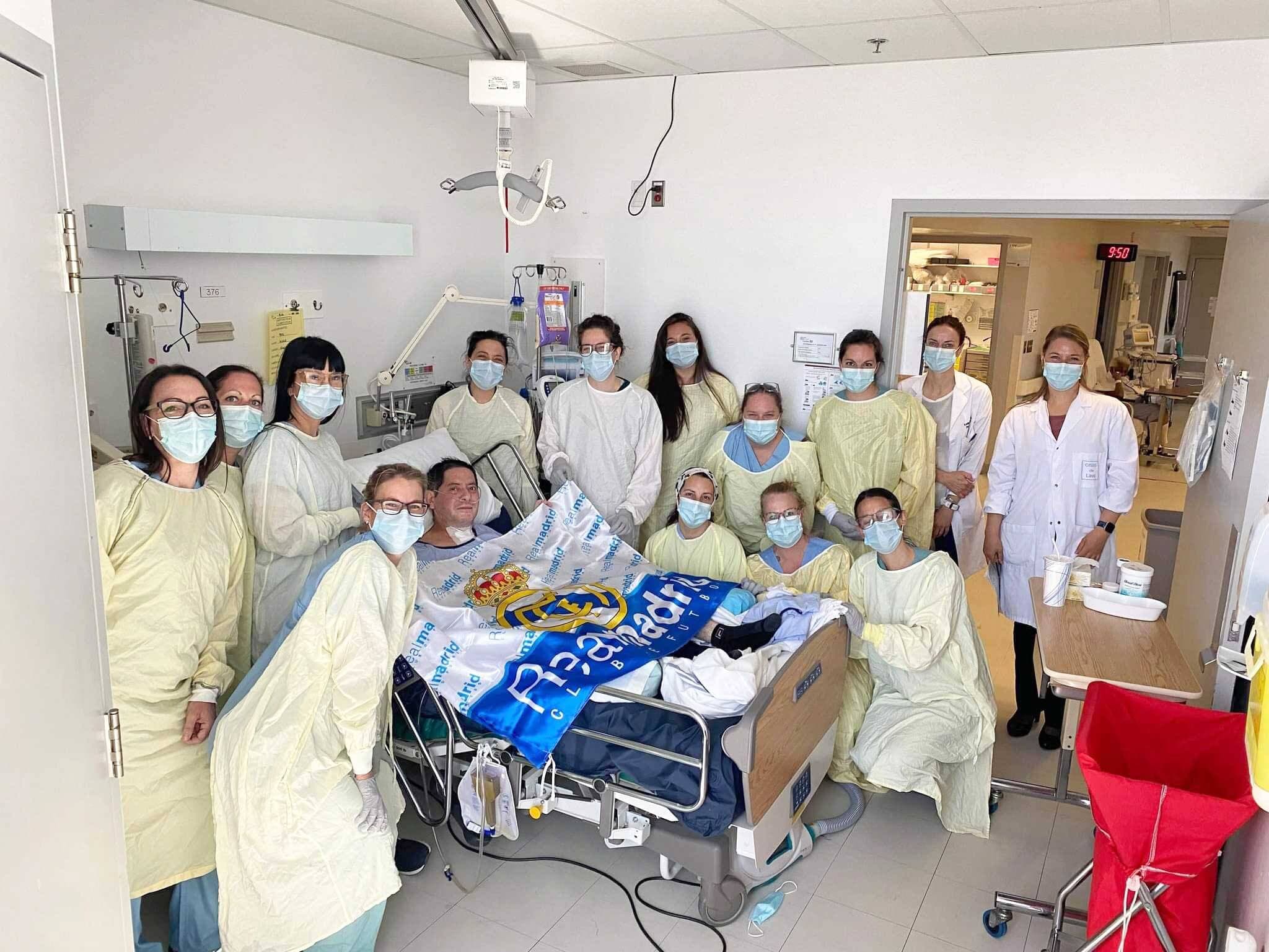 L’équipe des soins intensifs de l’hôpital a joint la direction du Real Madrid, le club de foot préféré de M. Ruiz, en juin dernier. On lui a fait parvenir un drapeau et une vidéo, ce qui lui a remonté le moral.