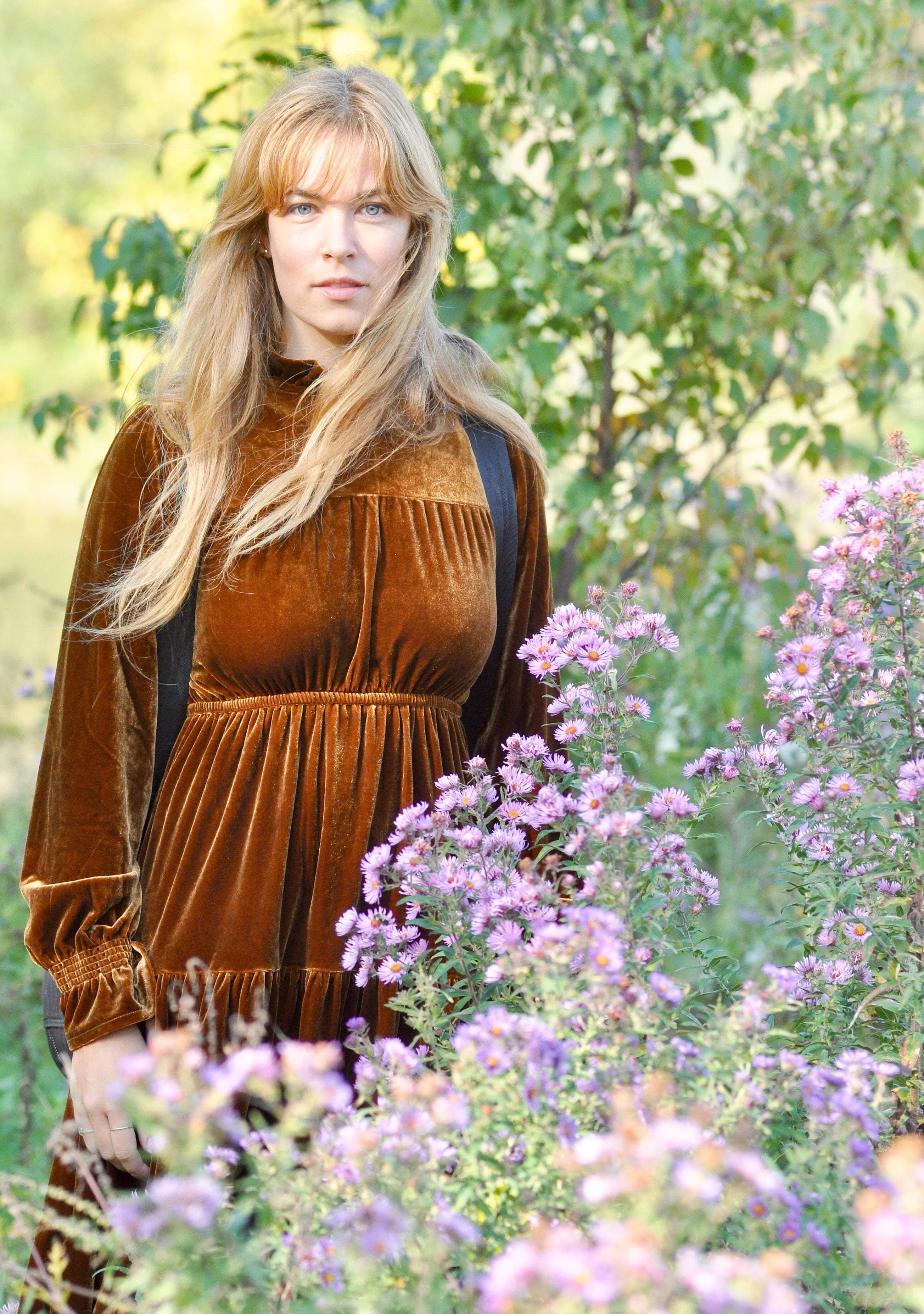 La chanteuse Héra Ménard a lancé l’album Fleurs, le 1<sup>er</sup> octobre 2021.