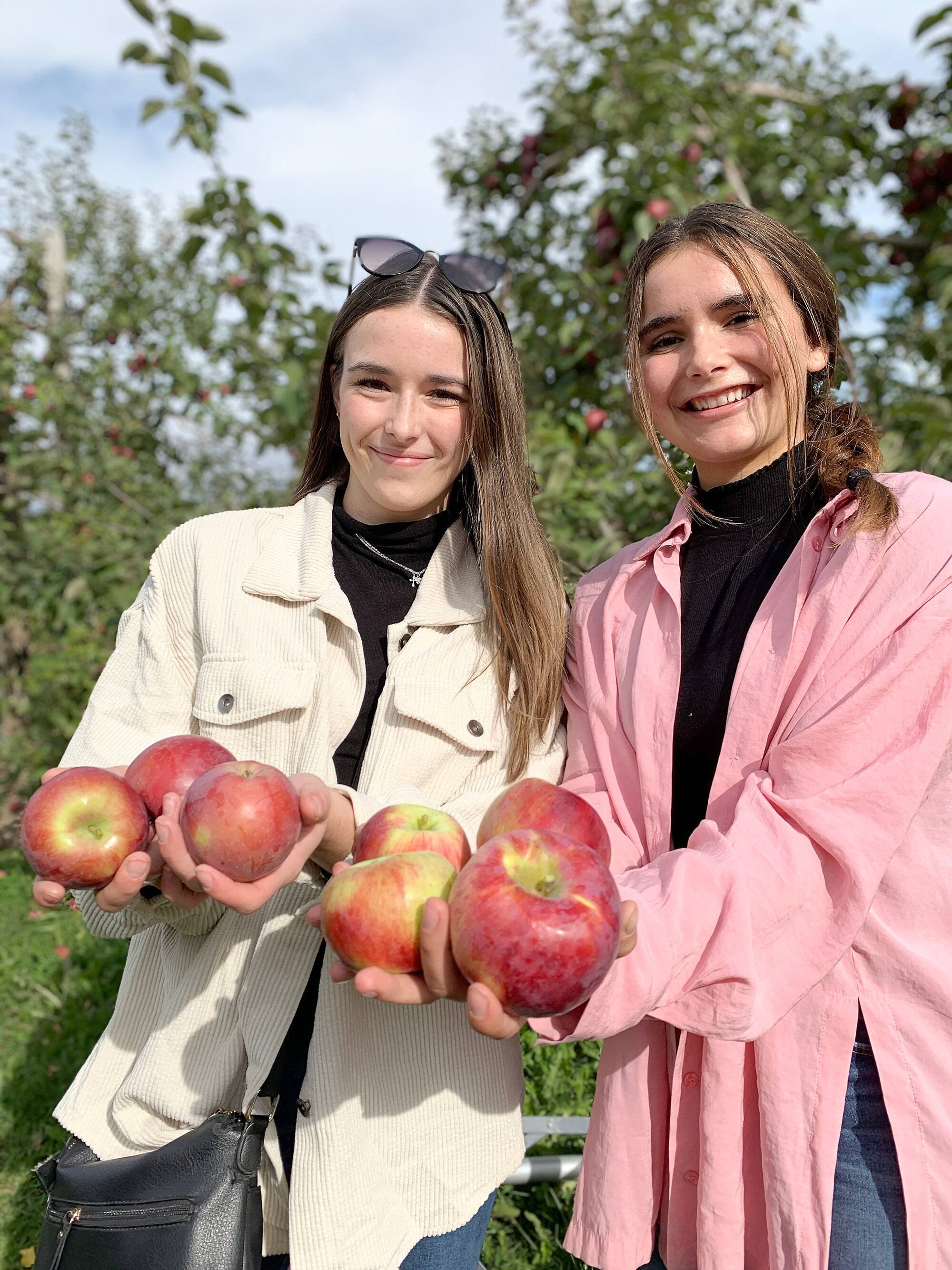 Éloïse et Alycia Pageau ont profité du congé de l’Action de grâce pour aller cueillir des pommes à l’île d’Orléans.