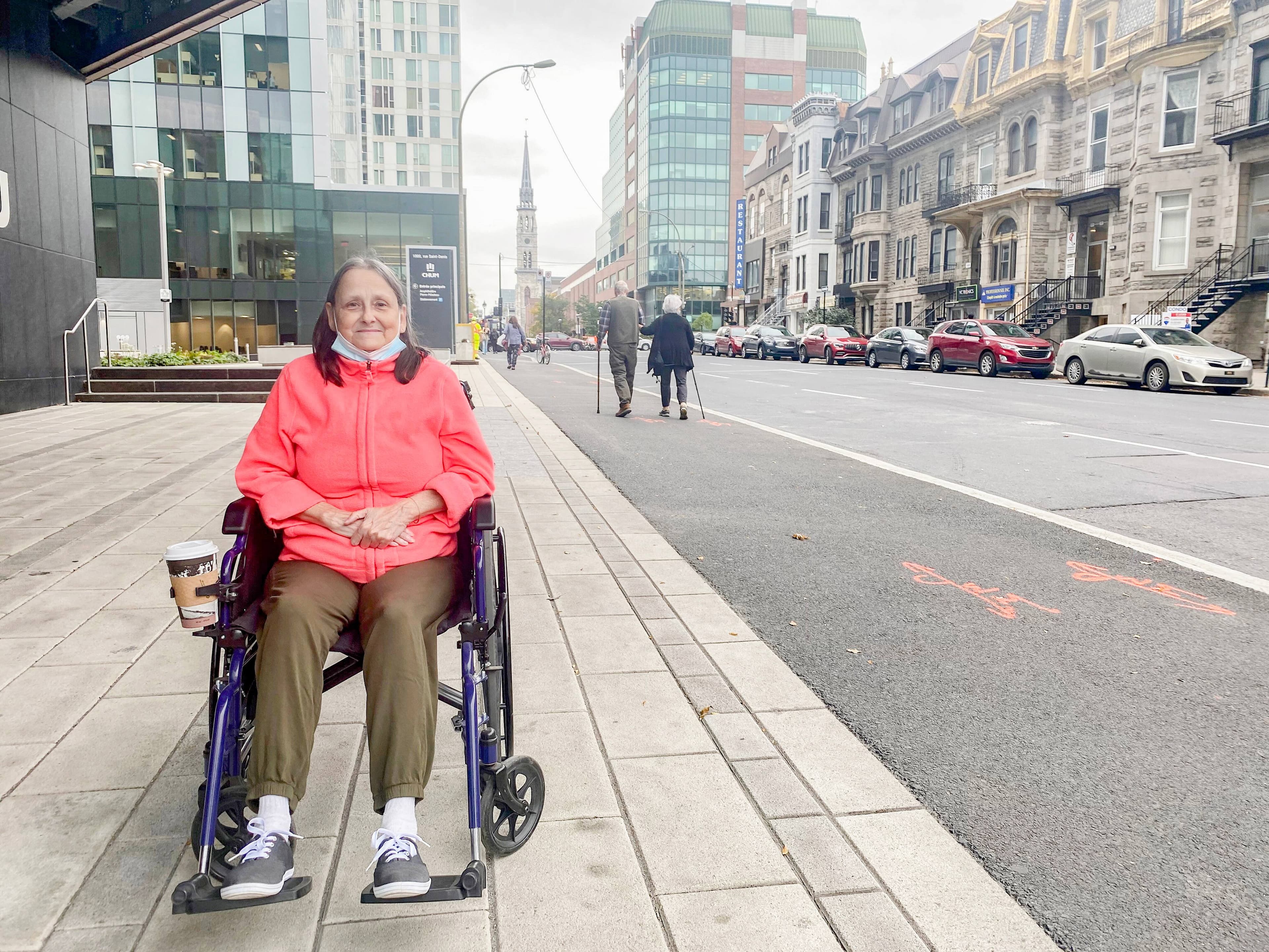 Rencontrée devant le CHUM à Montréal, Marie Lemay, qui souffre d’une maladie pulmonaire, craint de côtoyer des employés non vaccinés.