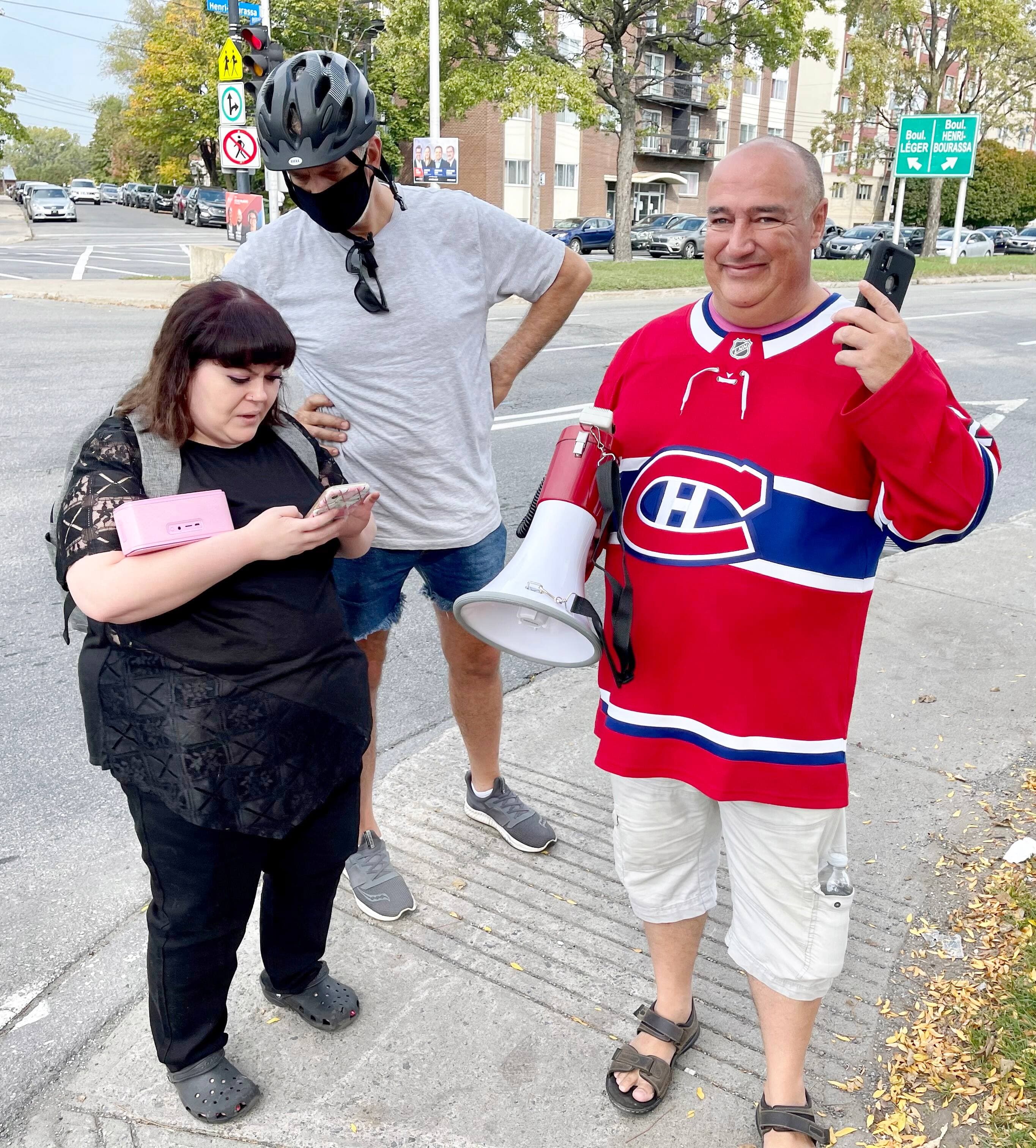 Warda Lacoste, Daniel Hurtubise et Raymond Fillion s’apprêtent à intervenir dans un parc.