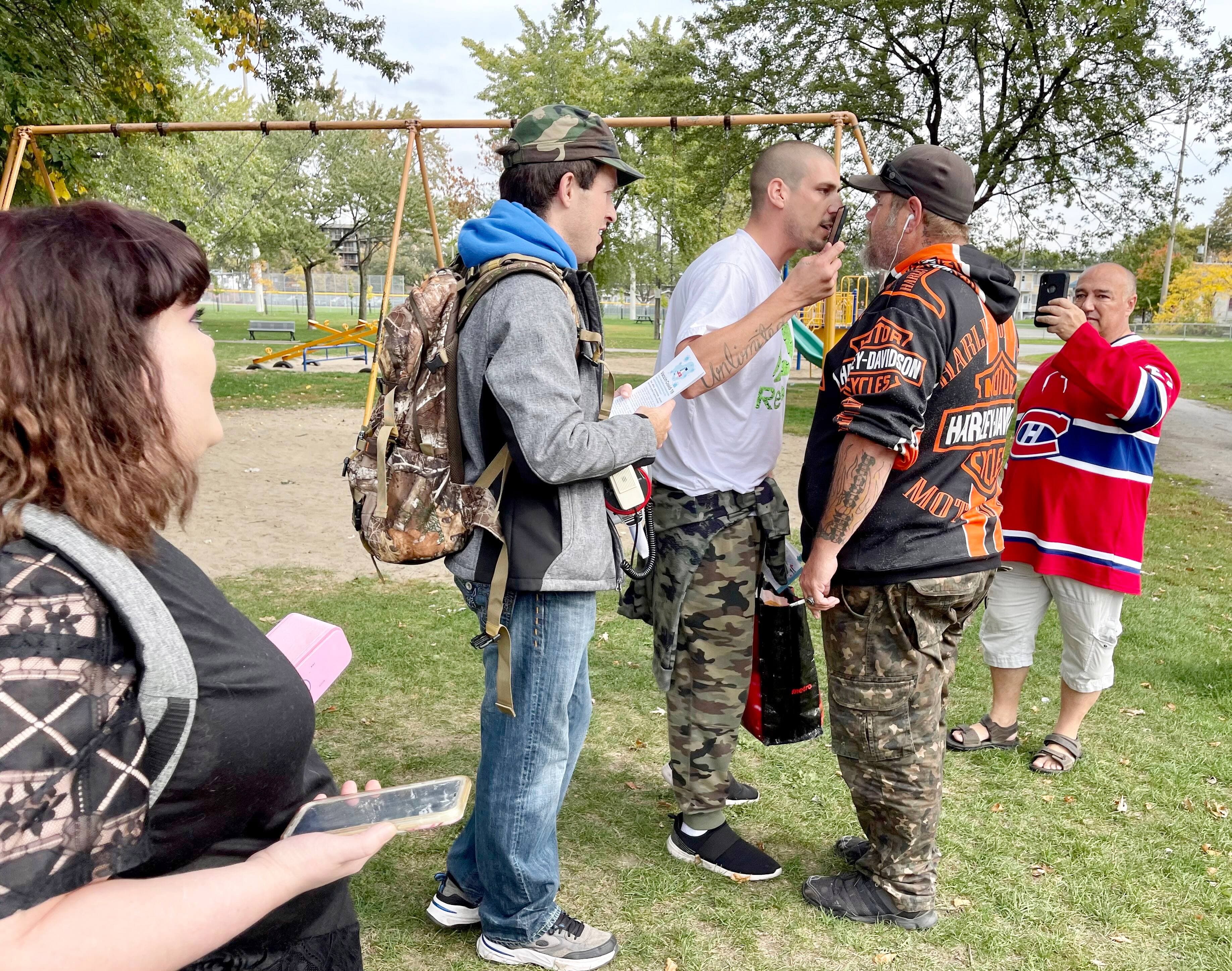 La contre-manifestation a presque viré à la bagarre. Le complotiste Jessie Leroux (chandail blanc) et Martin, dont nous n’avons pas le nom de famille, ont eu une sérieuse discussion.