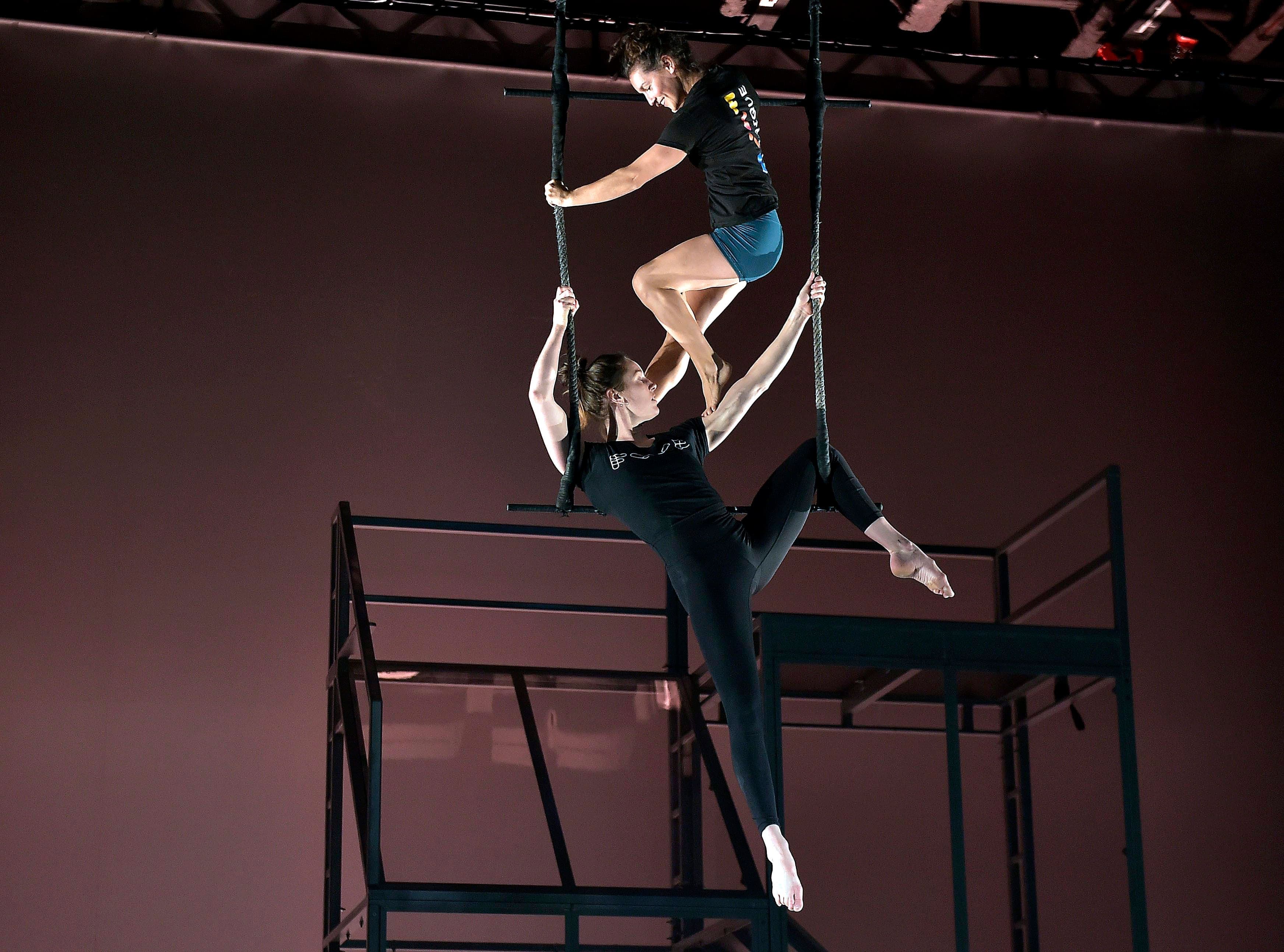 Evelyne Paquin-Lanthier et Anne-Marie Godin ont offert un superbe numéro de trapèze que l’on pourra voir dans le spectacle Muse.