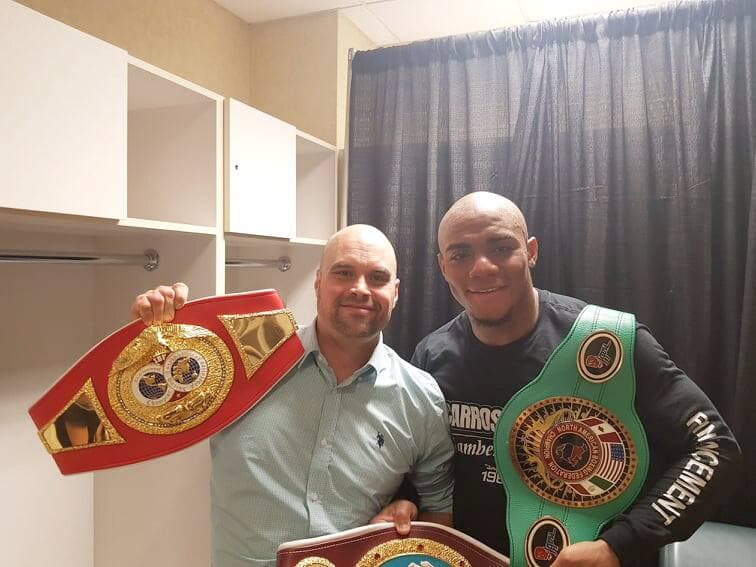 Le préparateur physique Marc-André Wilson (à gauche) et Oscar Rivas posaient avec les trois ceintures (IBF, NABF et NABO chez les lourds), après une victoire en 2019.