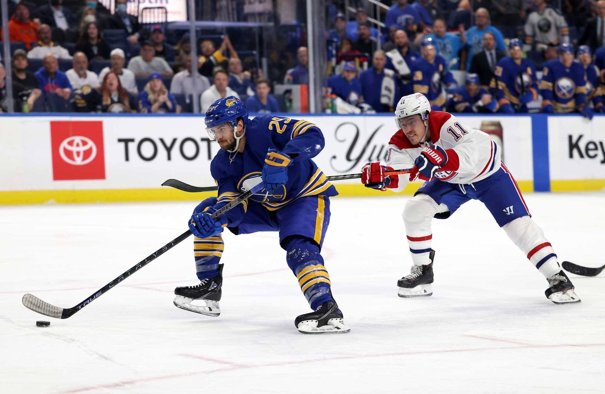 Brendan Gallagher et le Canadien ont eu de la misère à se défaire du rythme imposé par les Sabres, dont Vinnie Hinostroza, jeudi soir à Buffalo.