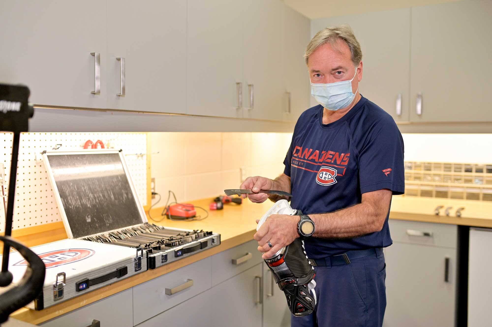 Gérant de l’équipement chez le Canadien, Pierre Gervais a eu à se laver les mains souvent pendant la pandémie quand il devait aiguiser les lames ou réparer les patins.