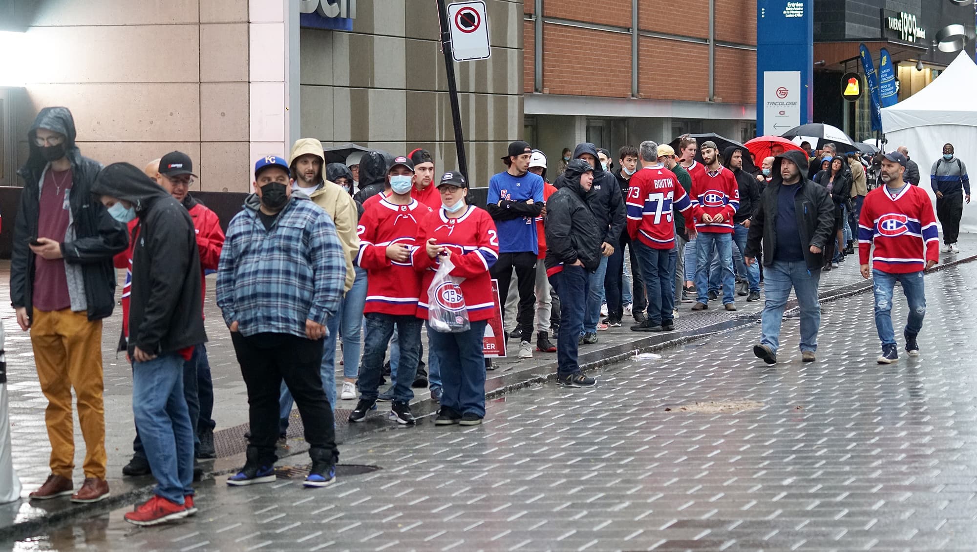 Le masque se portait parfois plutôt bas, même dans les couloirs du Centre Bell.