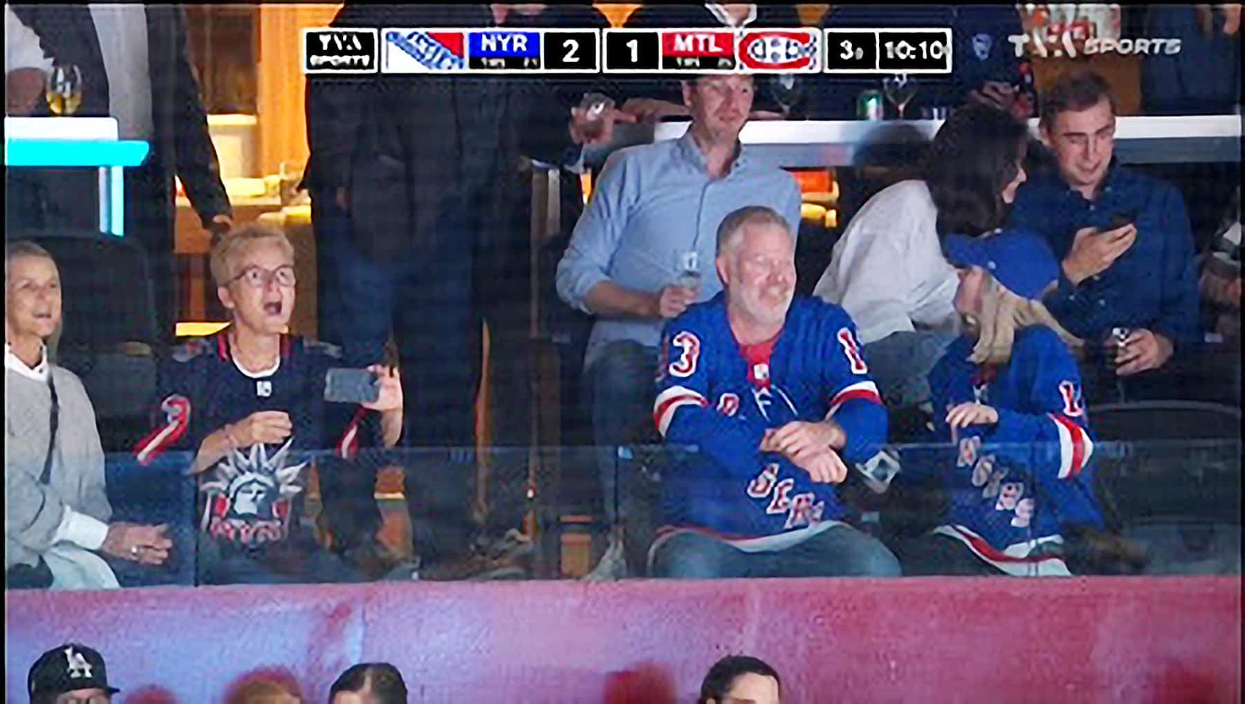 Alexis Lafrenière a réussi l’exploit sous les yeux des membres de sa famille réunis dans une loge du Centre Bell.