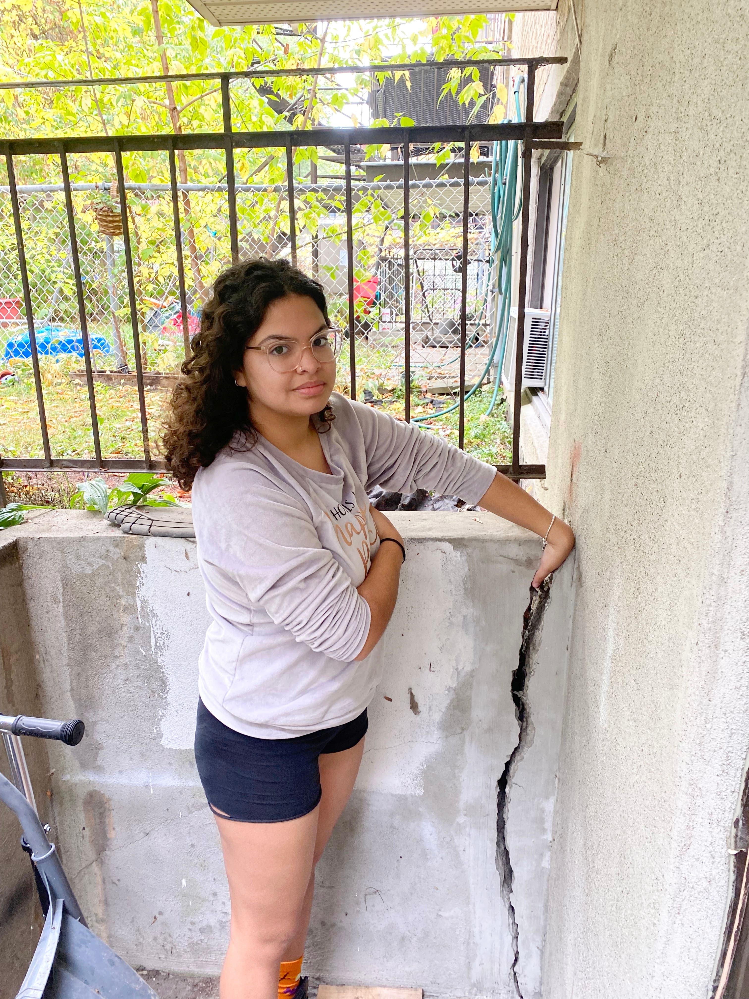 Alison Marchante Cegovia insère une main dans la fissure qui est apparue devant sa chambre au sous-sol.