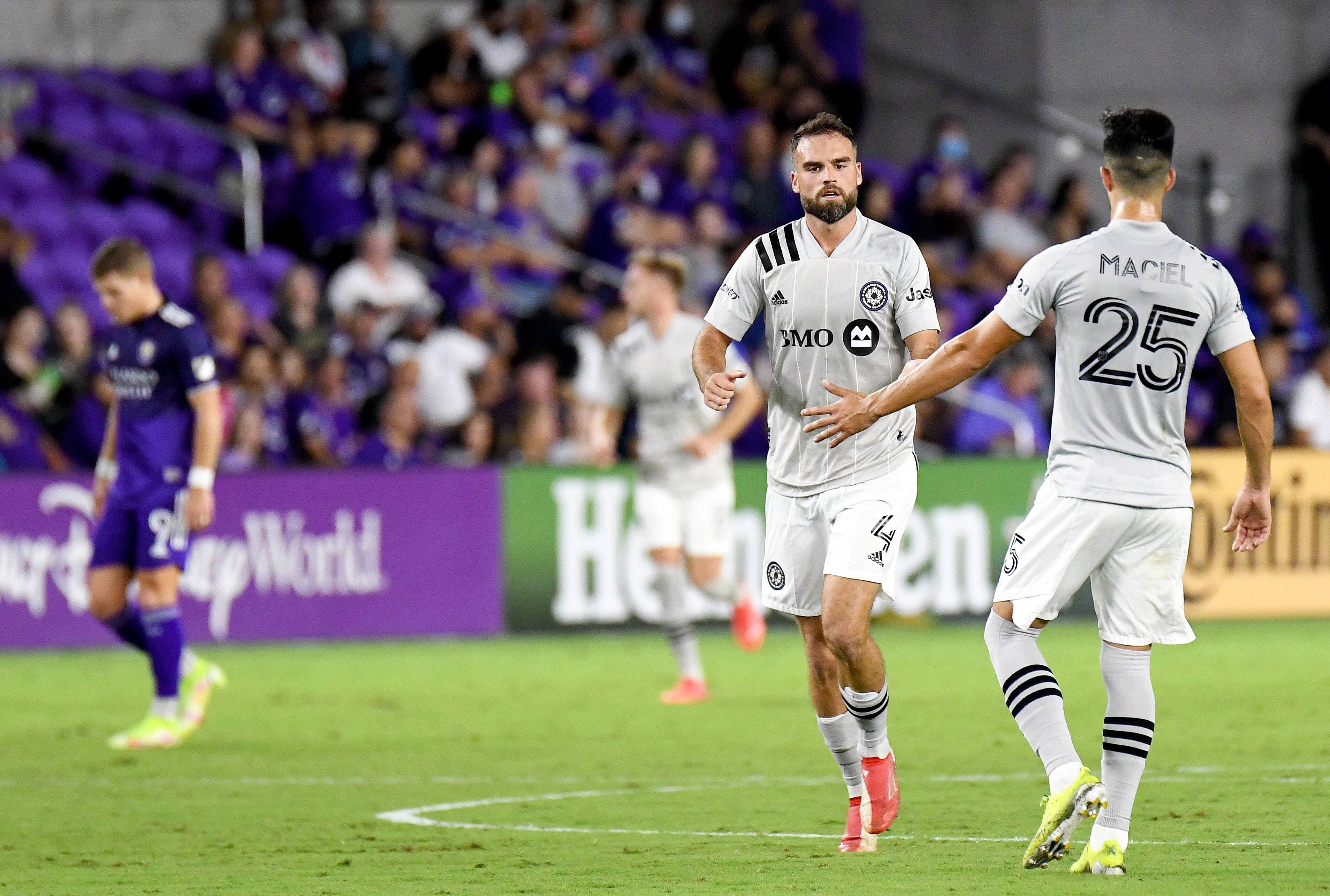 Rudy Camacho est félicité après avoir inscrit l’unique filet du CF Montréal à Orlando, mercredi soir.