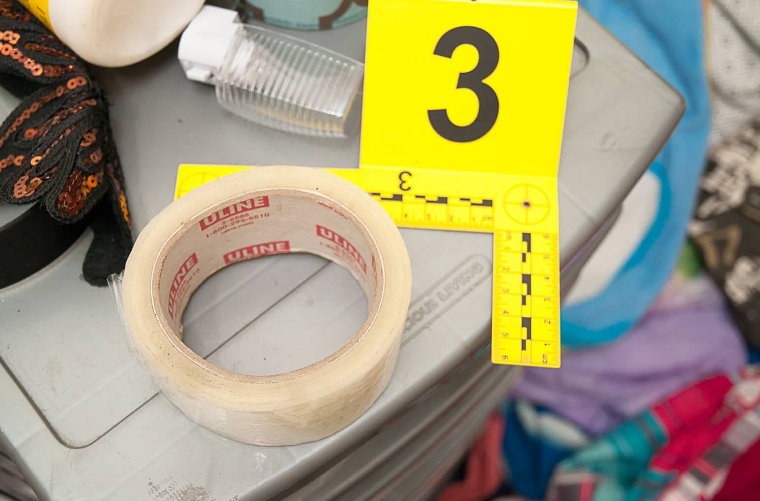 L’enfant aurait été enroulée de ruban, selon la poursuite.