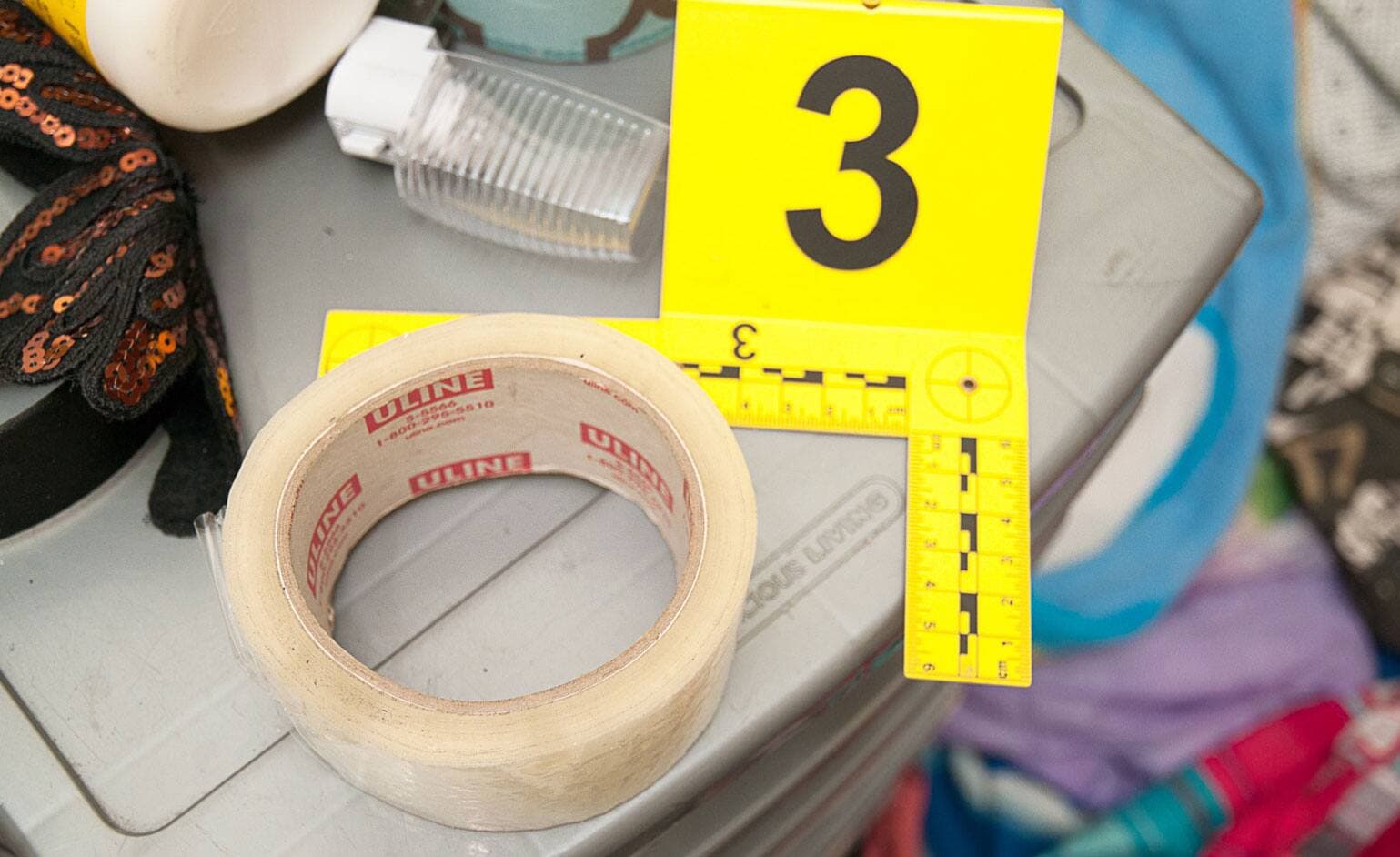 Une roulette de ruban adhésif qui a été prise par les policiers comme preuve. L’enfant aurait été enroulée, ce qui aurait causé sa mort, selon la poursuite.