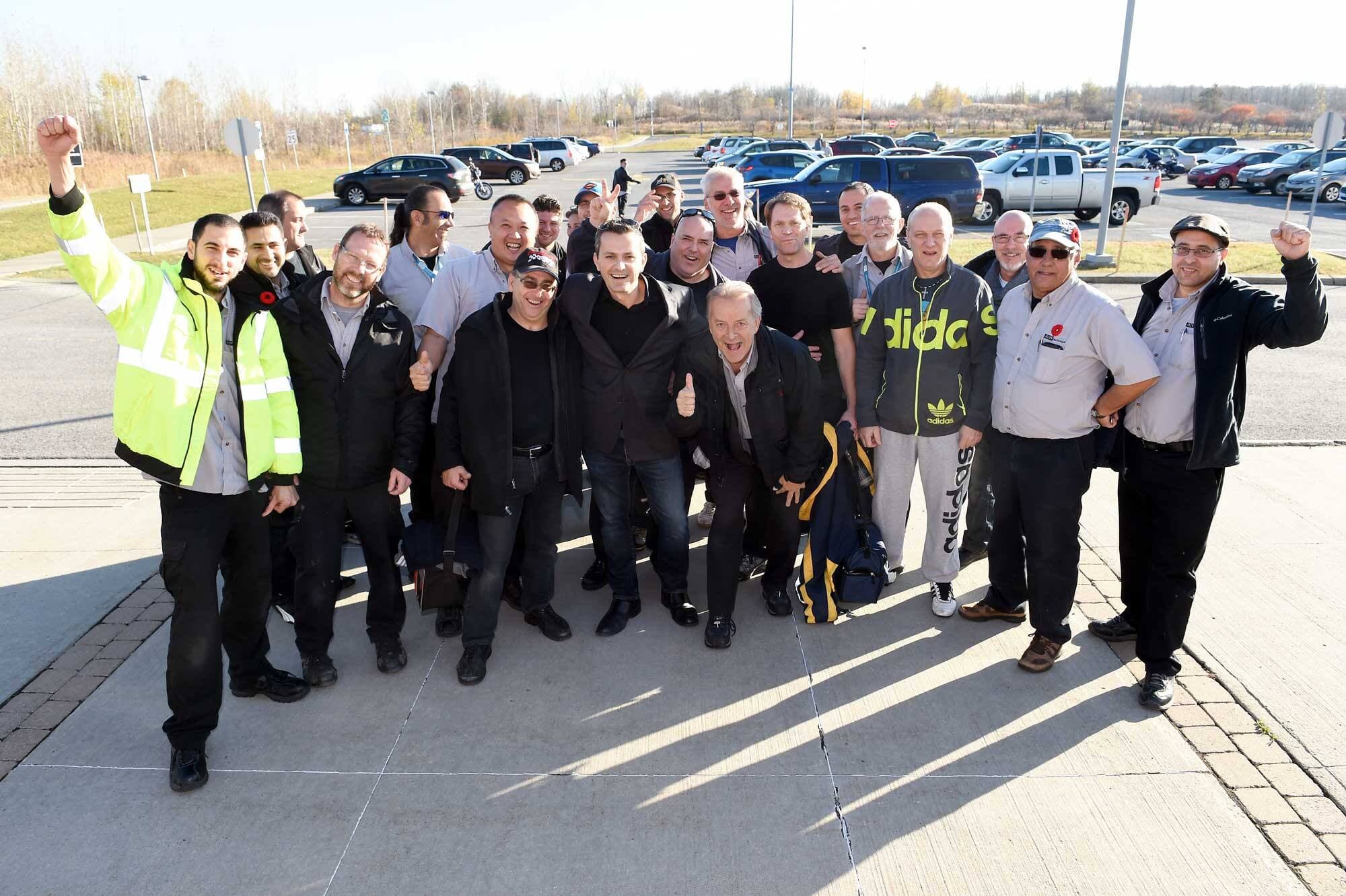 Un groupe d’ex-travailleurs d’Aveos accueillant avec joie une des nombreuses décisions des tribunaux en leur faveur, dans leur lutte contre Air Canada.