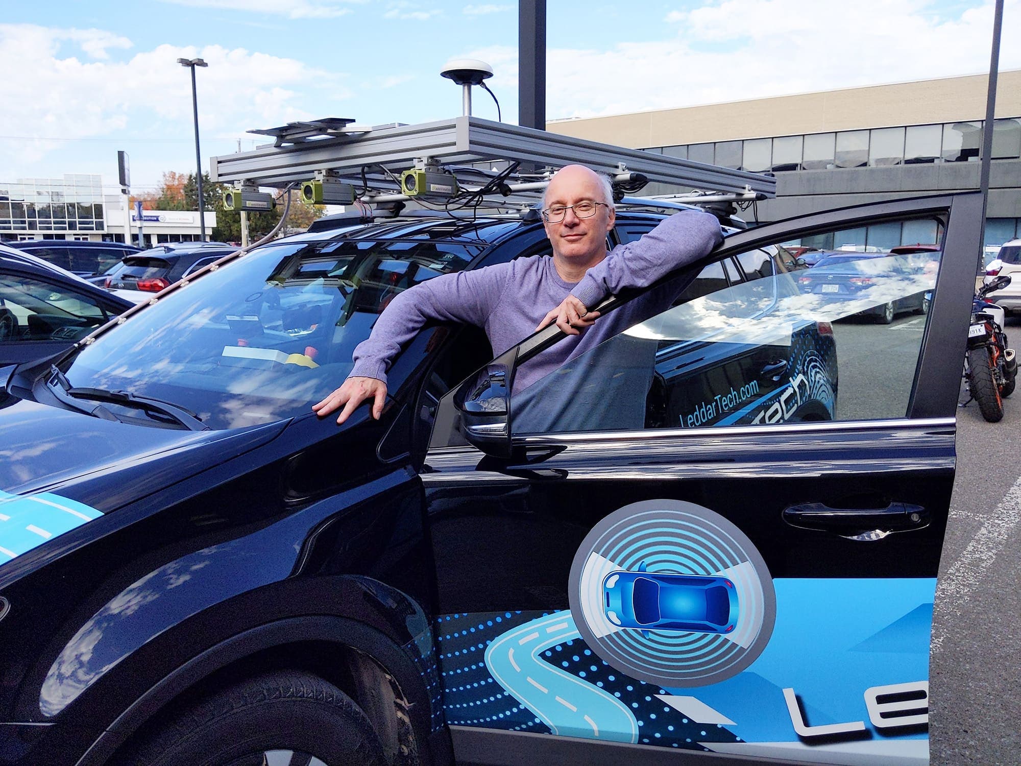 Ne soyez pas surpris de croiser la RAV-4 de LeddarTech ces jours-ci puisque des essais sont en cours dans les rues de Québec. Sur la photo, on peut voir Pierre Olivier, chef de la technologie.