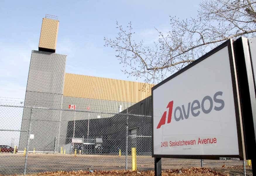 En difficulté financière, Aveos a cessé ses activités en mars 2012, reprochant à Air Canada – qui comptait pour 90 % de ses revenus – d’avoir rapidement réduit son volume d’affaires pour confier l’entretien de ses appareils à des sociétés étrangères. Du coup, 2600 emplois sont perdus, dont 1800 au Québec.