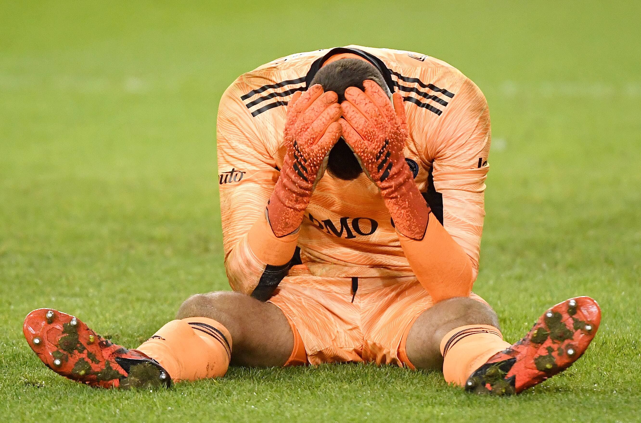 Le gardien du CF Montréal James Pantemis se tenait la tête à deux mains après avoir concédé le but égalisateur à Altidore dans les derniers instants du match samedi soir au BMO Field.