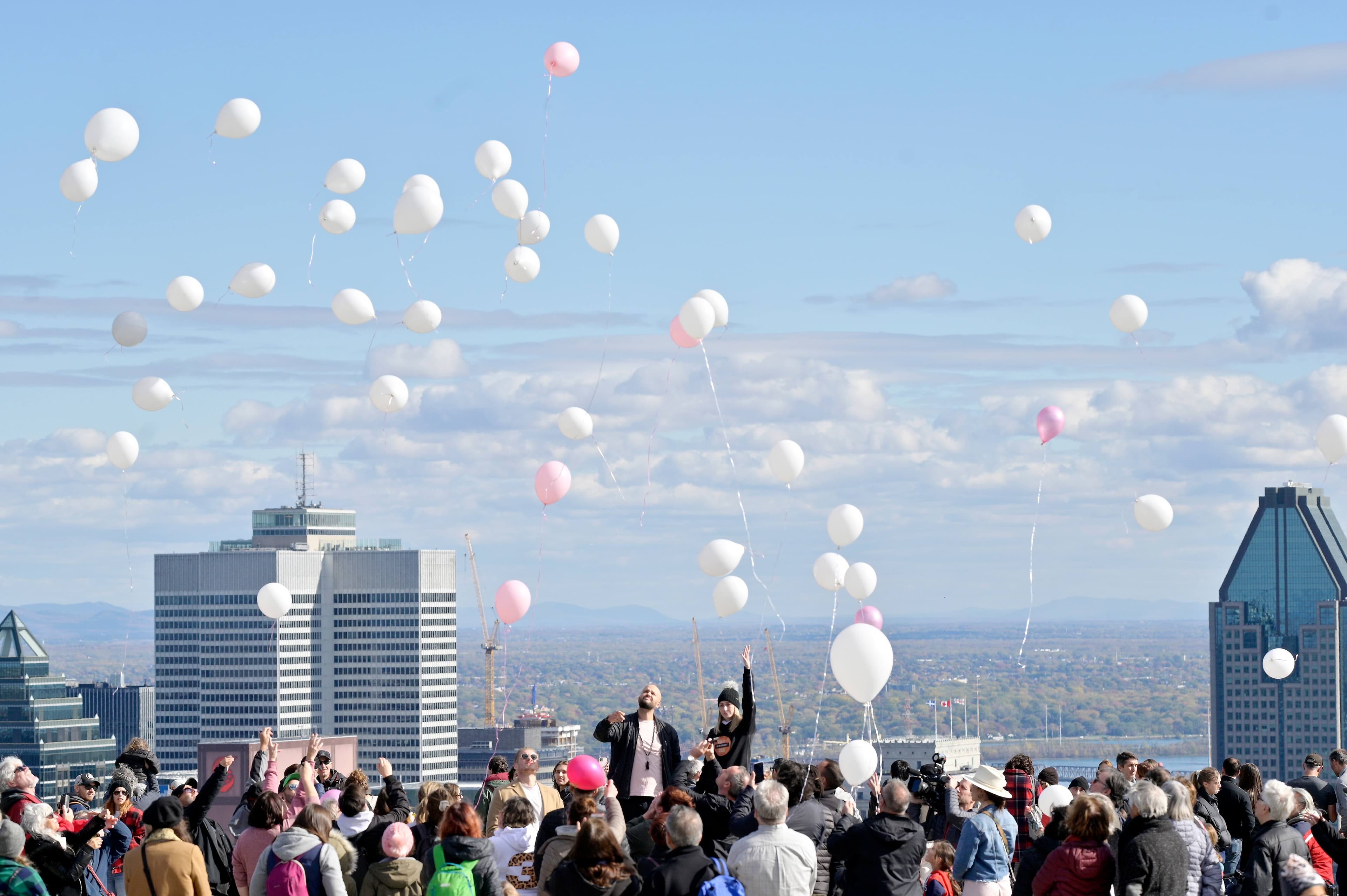 Une cinquante de personnes se sont rassemblées au belvédère Kondiaronk, dimanche après-midi, pour commémorer le décès de Romane Bonnier.