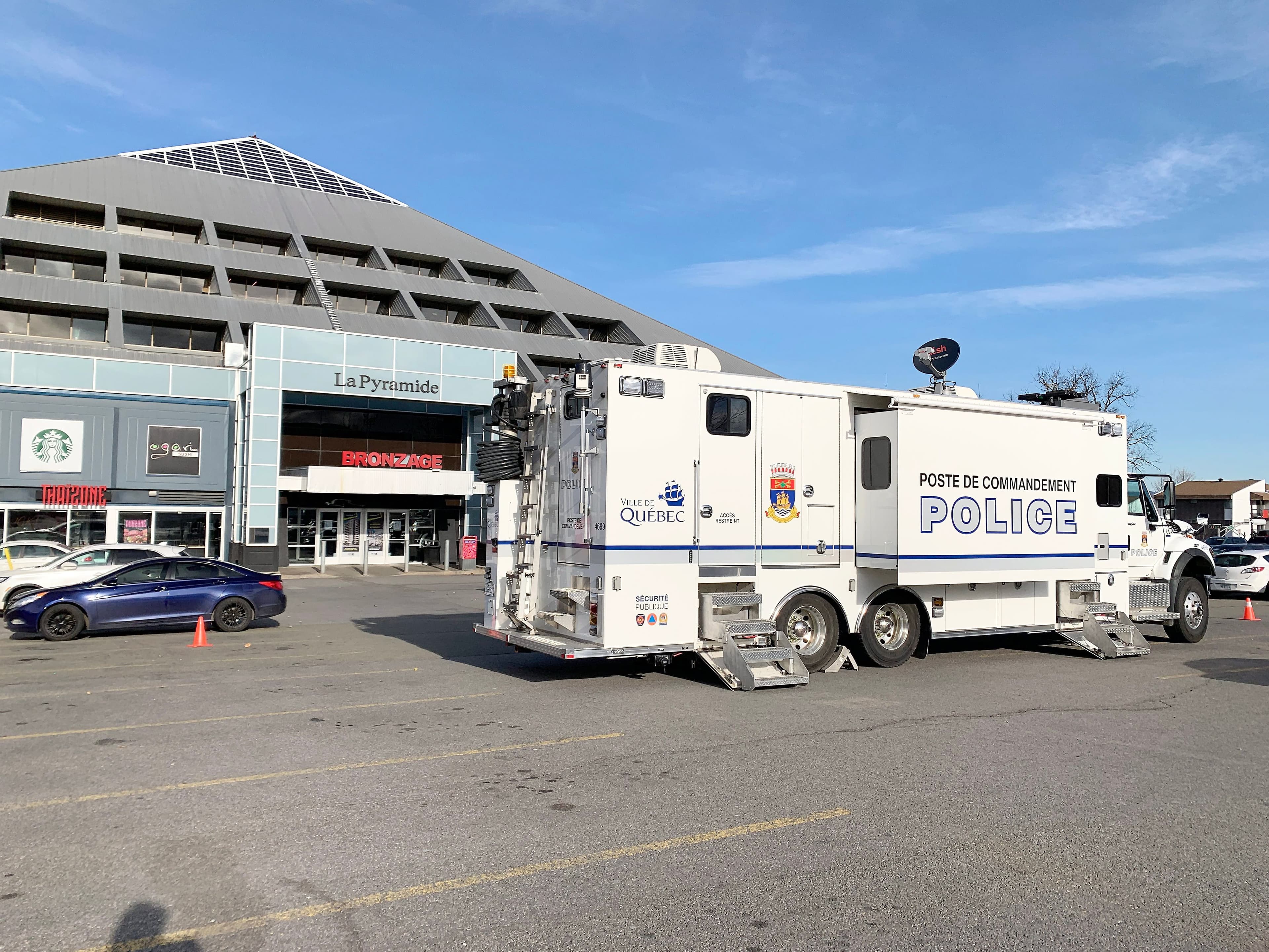 Un poste de commandement a été déployé dans le stationnement du complexe mercredi matin.