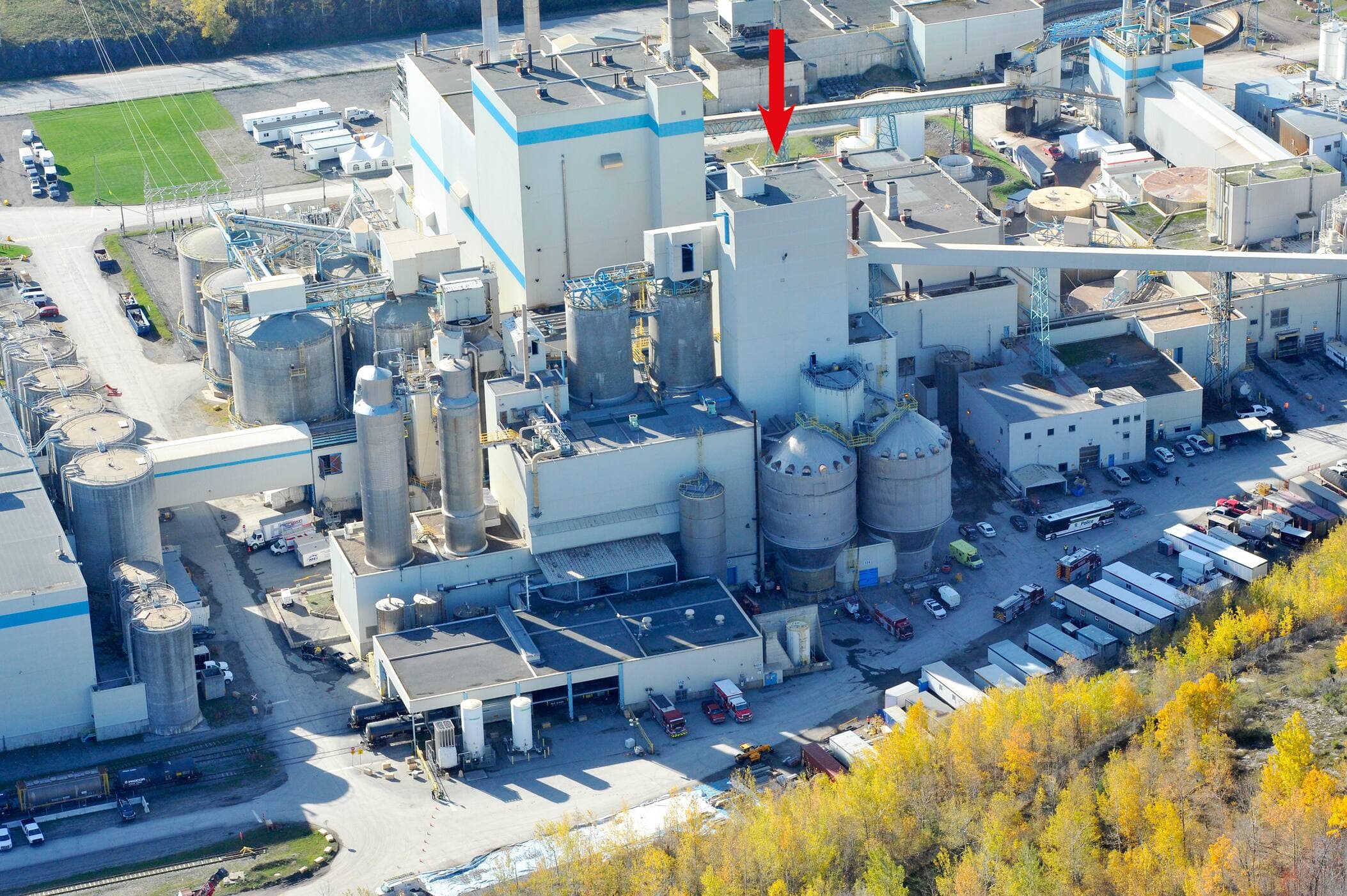 Yan Baillargeon a été retrouvé sans vie mercredi, après 40 heures d’intenses recherches, dans un silo (voir la flèche sur la photo) de l’usine Domtar de Windsor.