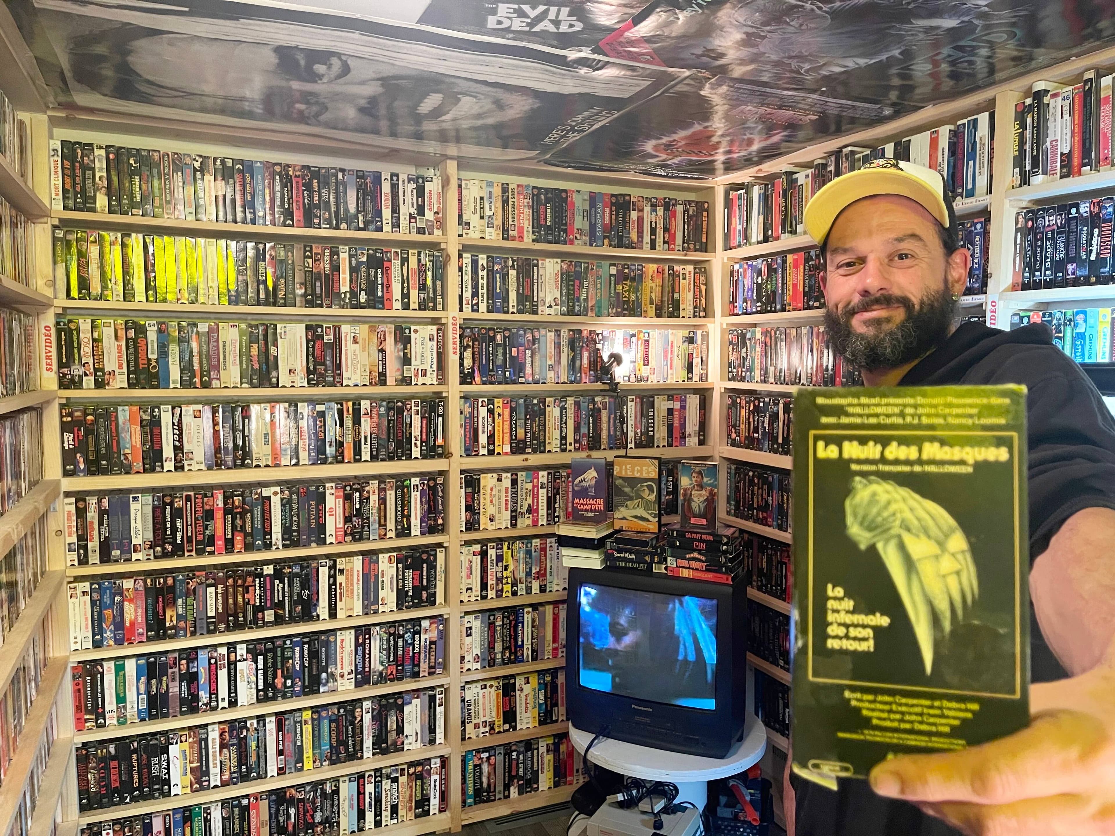 Johnny montre une cassette qui vaut, estime-t-il, environ 200 $. La Nuit des Masques est le titre de la version doublée québécoise (très difficile à trouver) du film Halloween, de 1978.