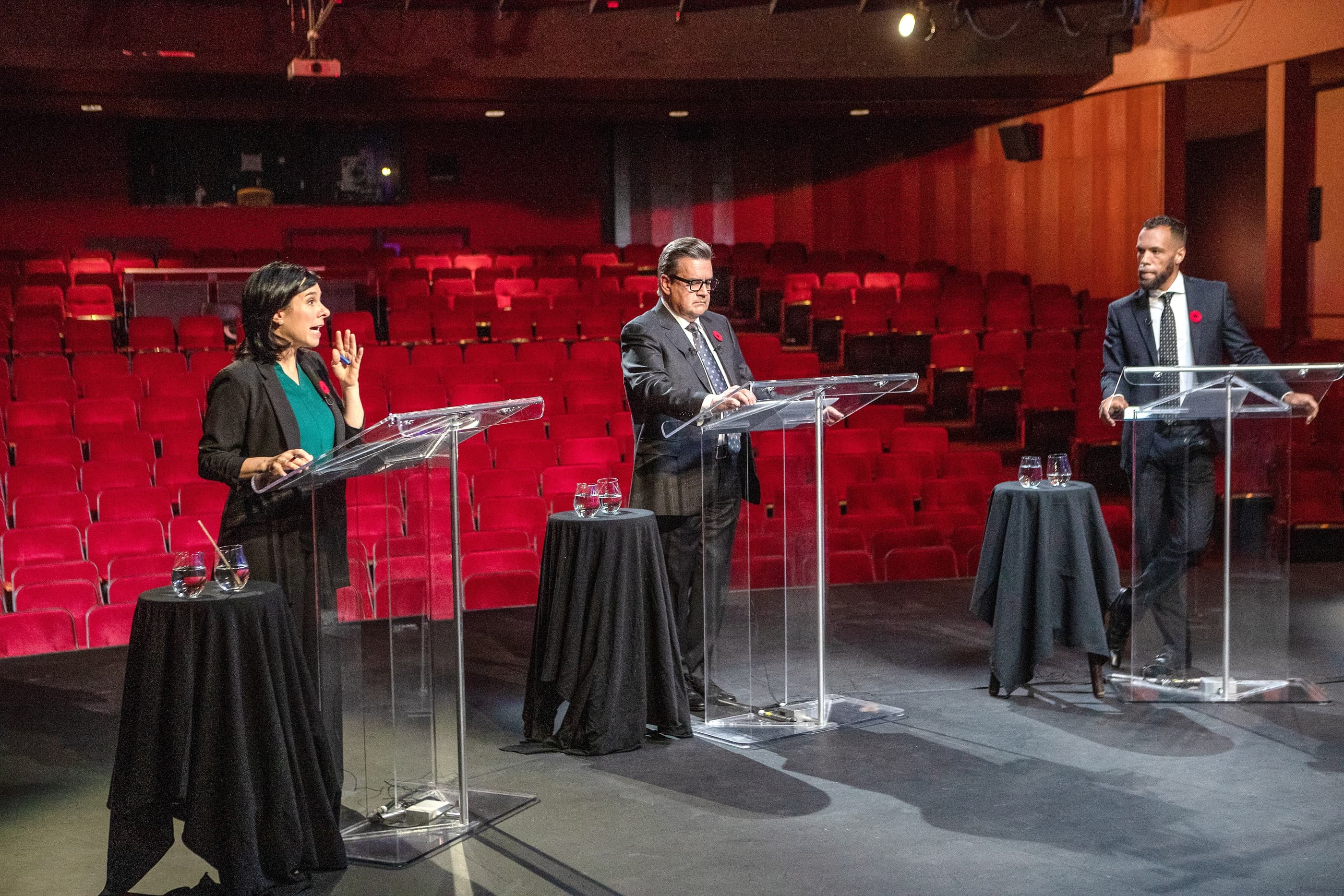 Valérie Plante, Denis Coderre et Balarama Holness sur la scène du centre Leonardo Da Vinci pour la captation du débat.
