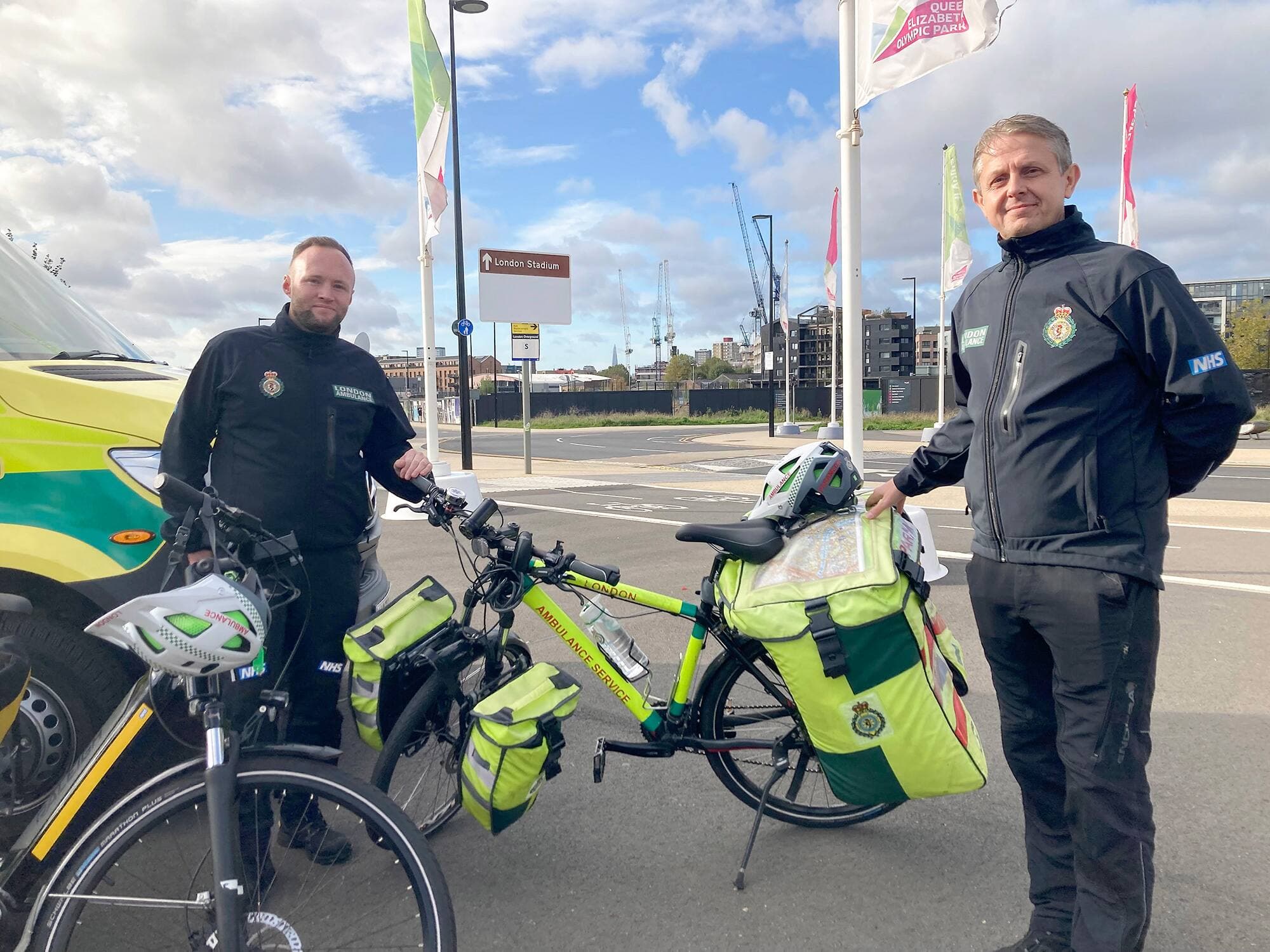 Même des ambulanciers travaillent en vélo à Londres.
