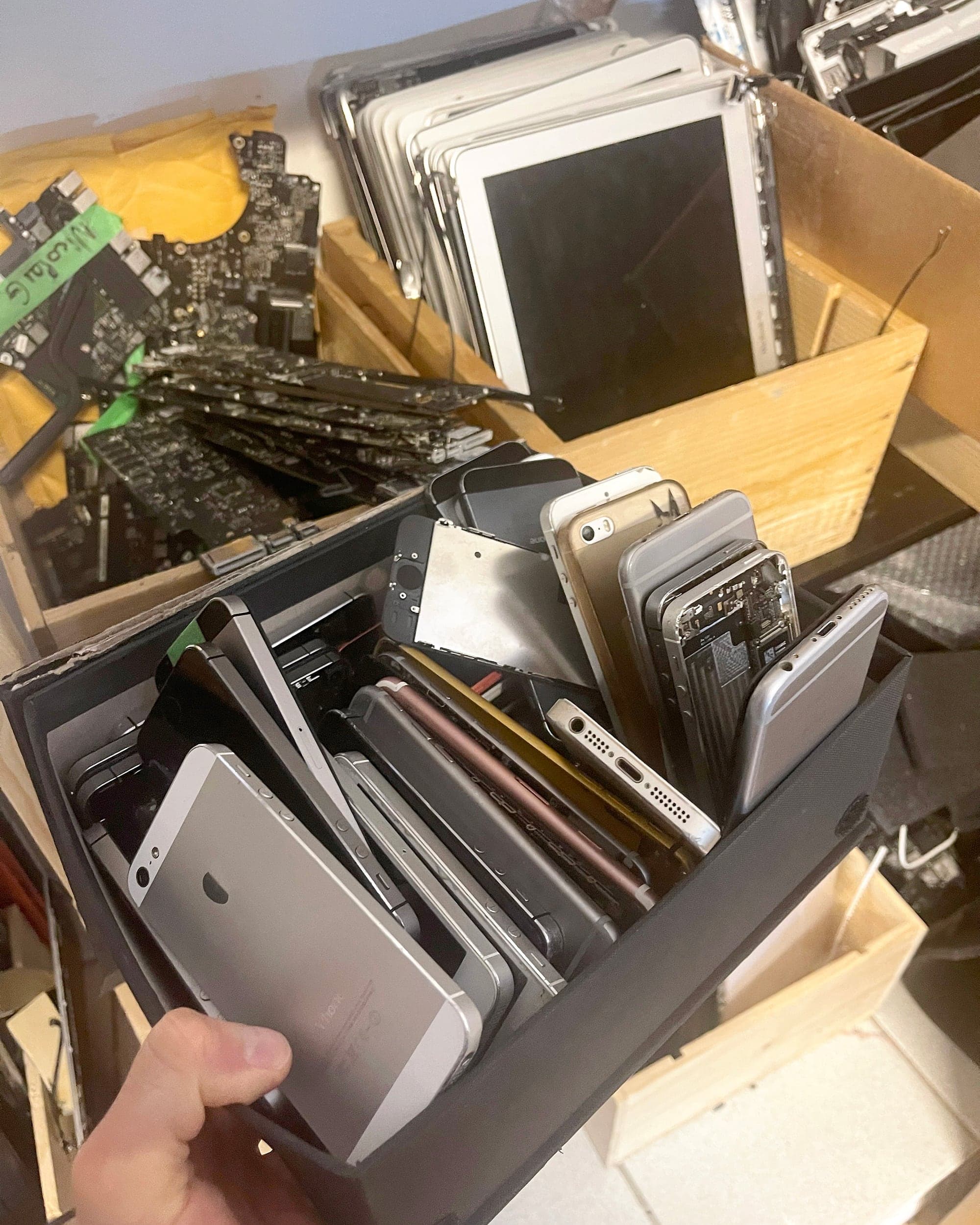Le laboratoire regorge de téléphones morts et de pièces encore bonnes qu’il récupère pour les transplanter.