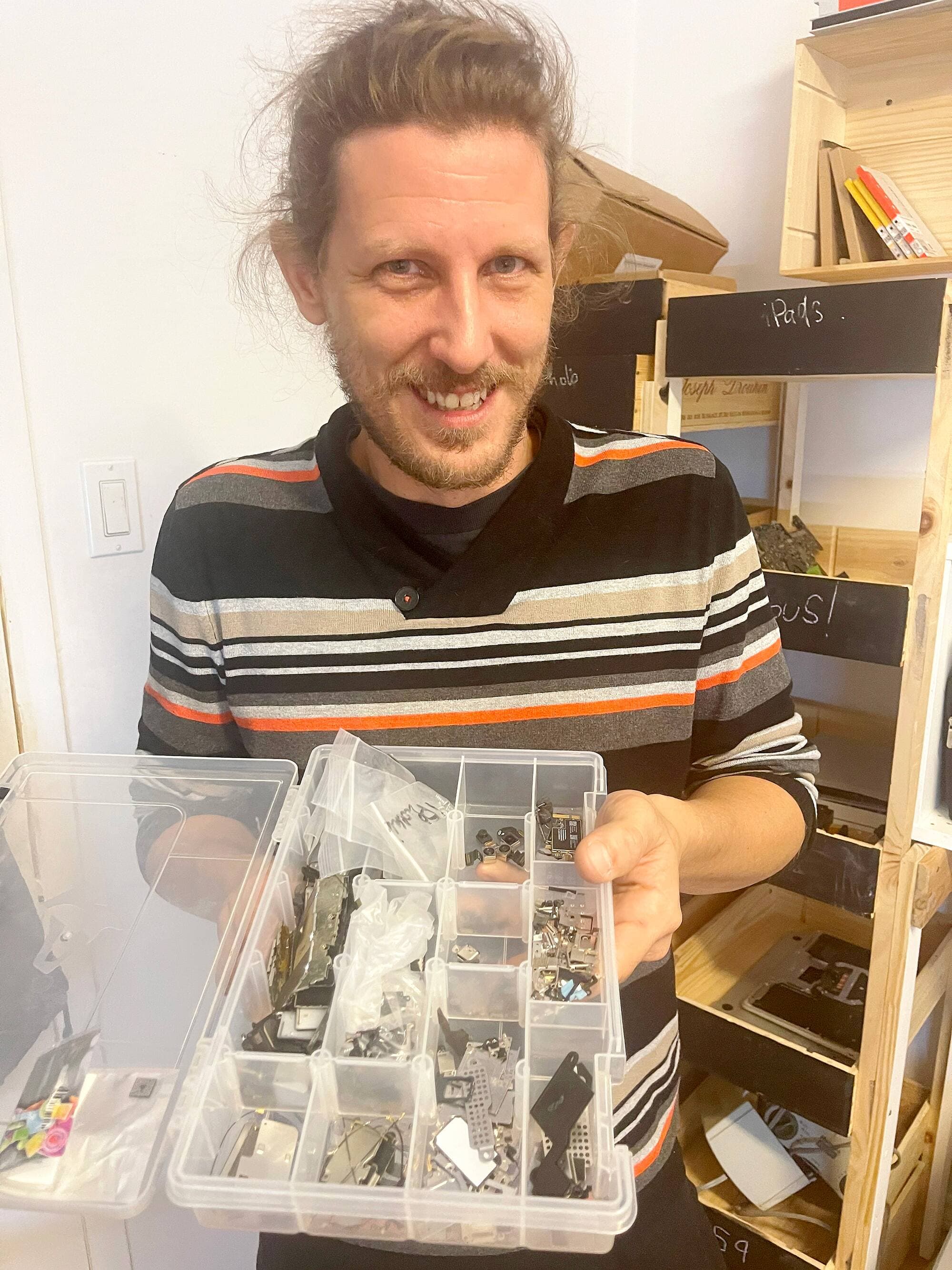 Cédrick Guilbert, le cofondateur de la compagnie iPhoenix, est un partisan du mouvement Zéro Déchet, et veut appliquer cette philosophie assez exigeante merci à sa pratique de réparateur de produits Apple. Il transporte cette trousse de pièces de rechange lorsqu’il participe comme bénévole à des « réparothons ».