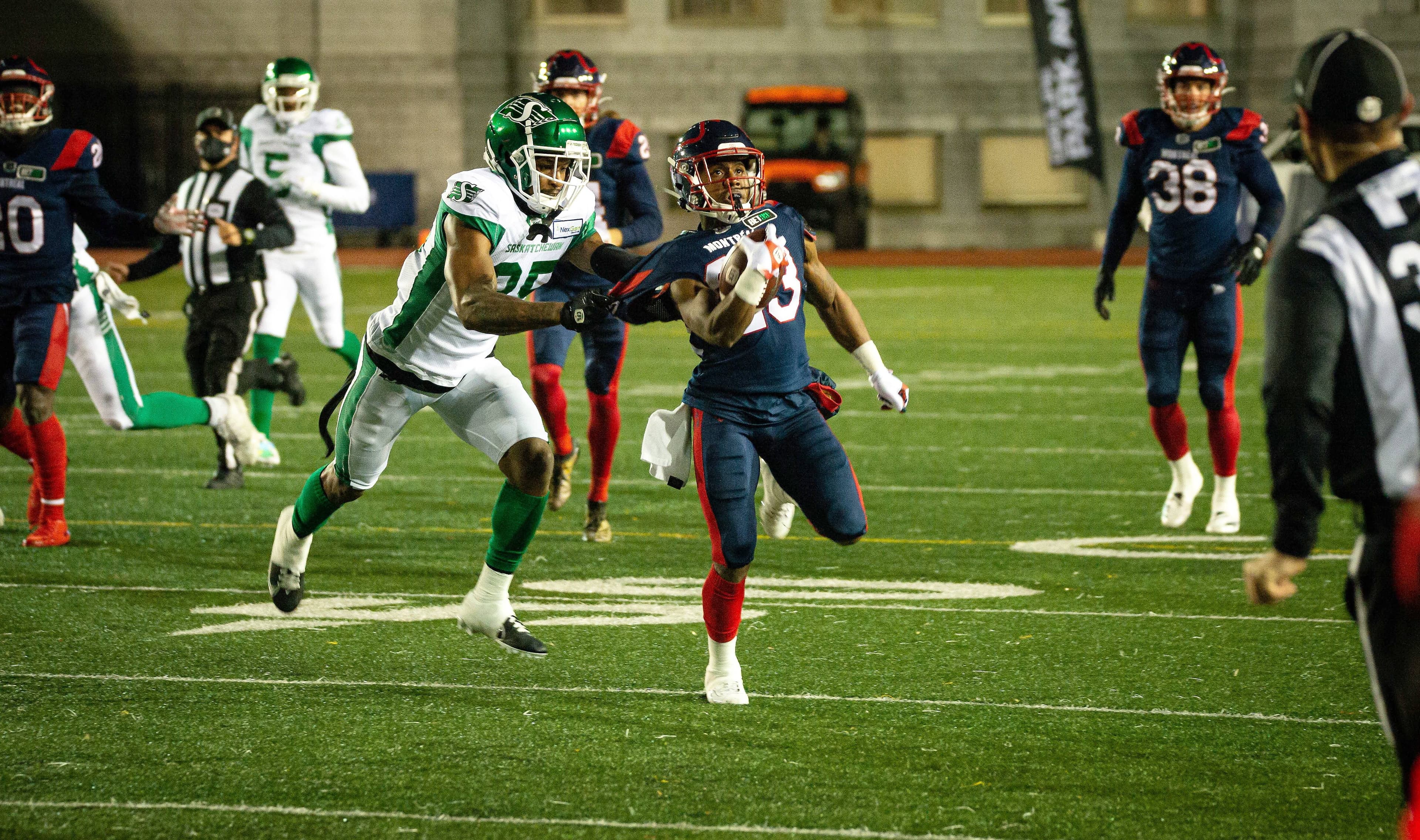 Spécialiste des retours de bottés, Martese Jackson a eu fort à faire pour se débarrasser de l’emprise d’un joueur des Rough Riders, samedi soir.