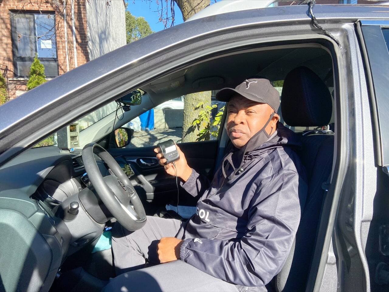 Le chauffeur de taxi montréalais Joseph Rhubin montre l’imprimante qu’il a dû acheter pour donner les factures à ses clients, une règle obligatoire depuis lundi.