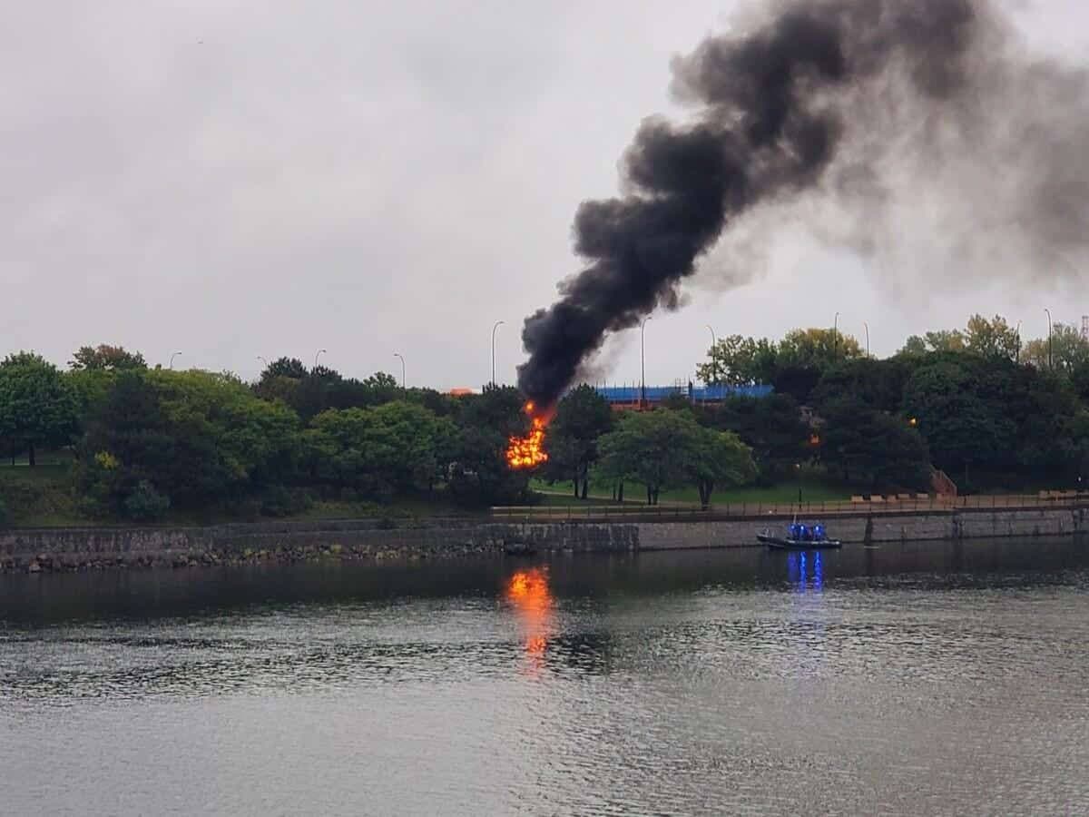 Des témoins sur l’île de Montréal ont pris des photos du feu qui émergeait de la scène.